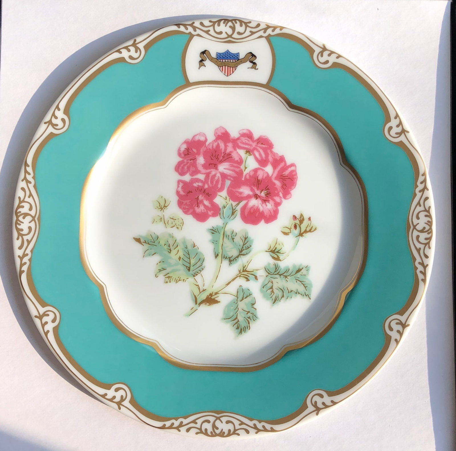 White house Desert Plate: A beautifully designed Whitehouse decorative plate with floral patterns and gold accents.Size: 7.5".