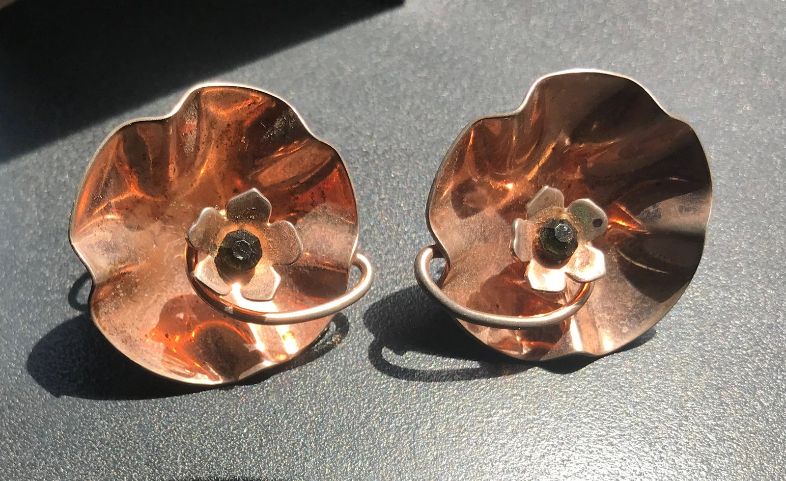 pair of Silver flower design earrings: pair of Silver flower design earrings, Size: 1", weight 11.6g