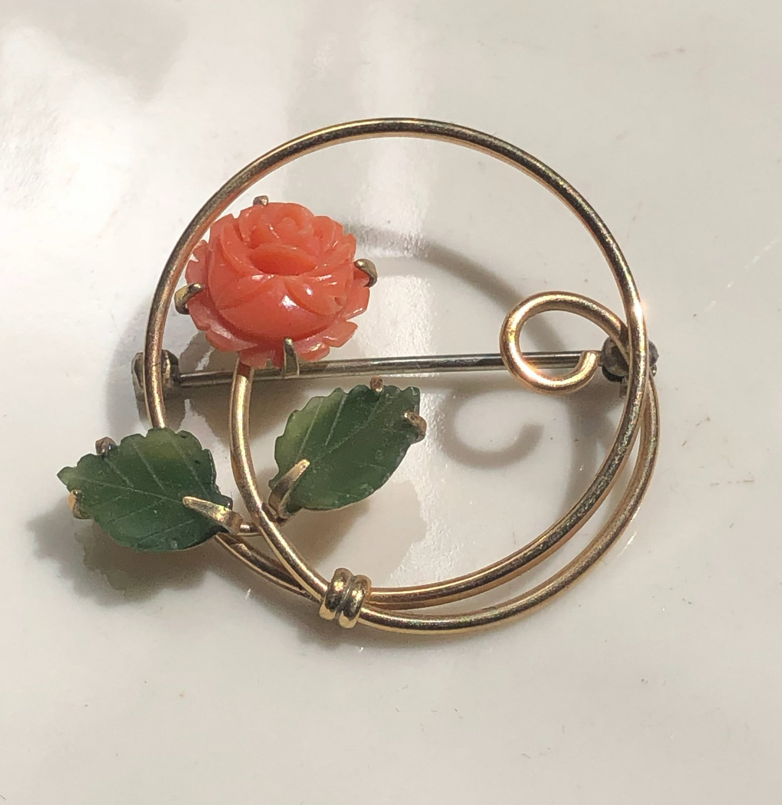 Vintage Coral Jade Brooch Pin: Vintage Coral Jade Brooch Pin