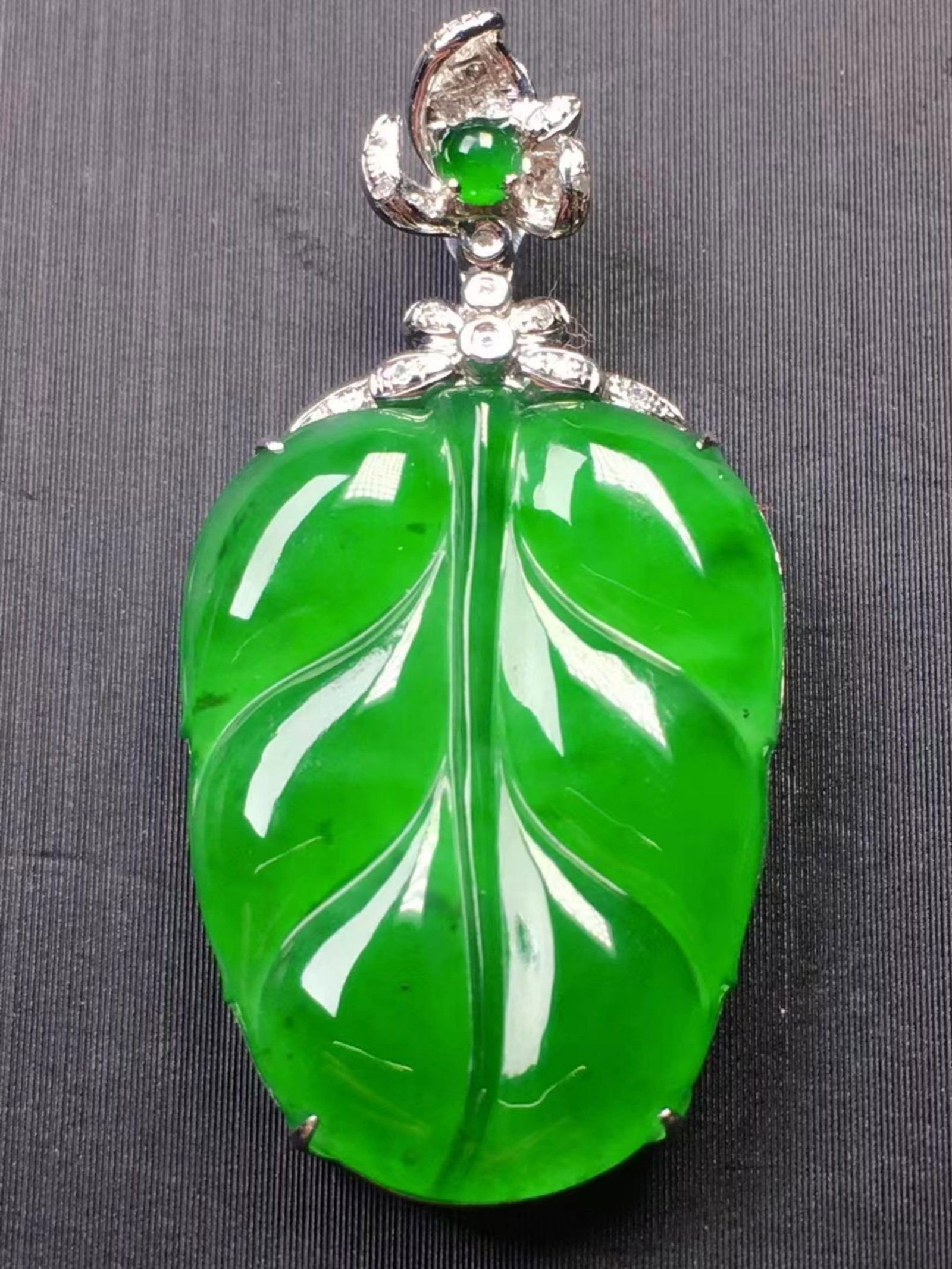 18K Gold Diamond Natural Jadeite Pendnat: 18K Gold Diamond Natural Jadeite Pendnat, Size: 1.5"