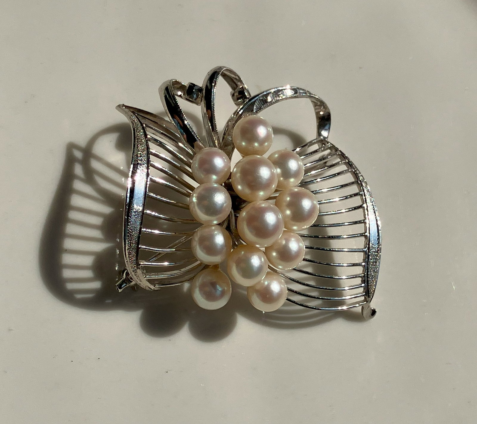 Vintage Sea Pearl Silver Brooch Pin: Vintage Sea Pearl Silver Brooch Pin, weight 15.7g