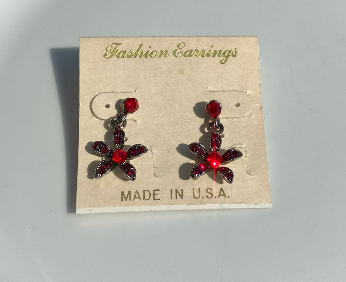 Pair of Arts Earrings: Pair of Arts Earrings