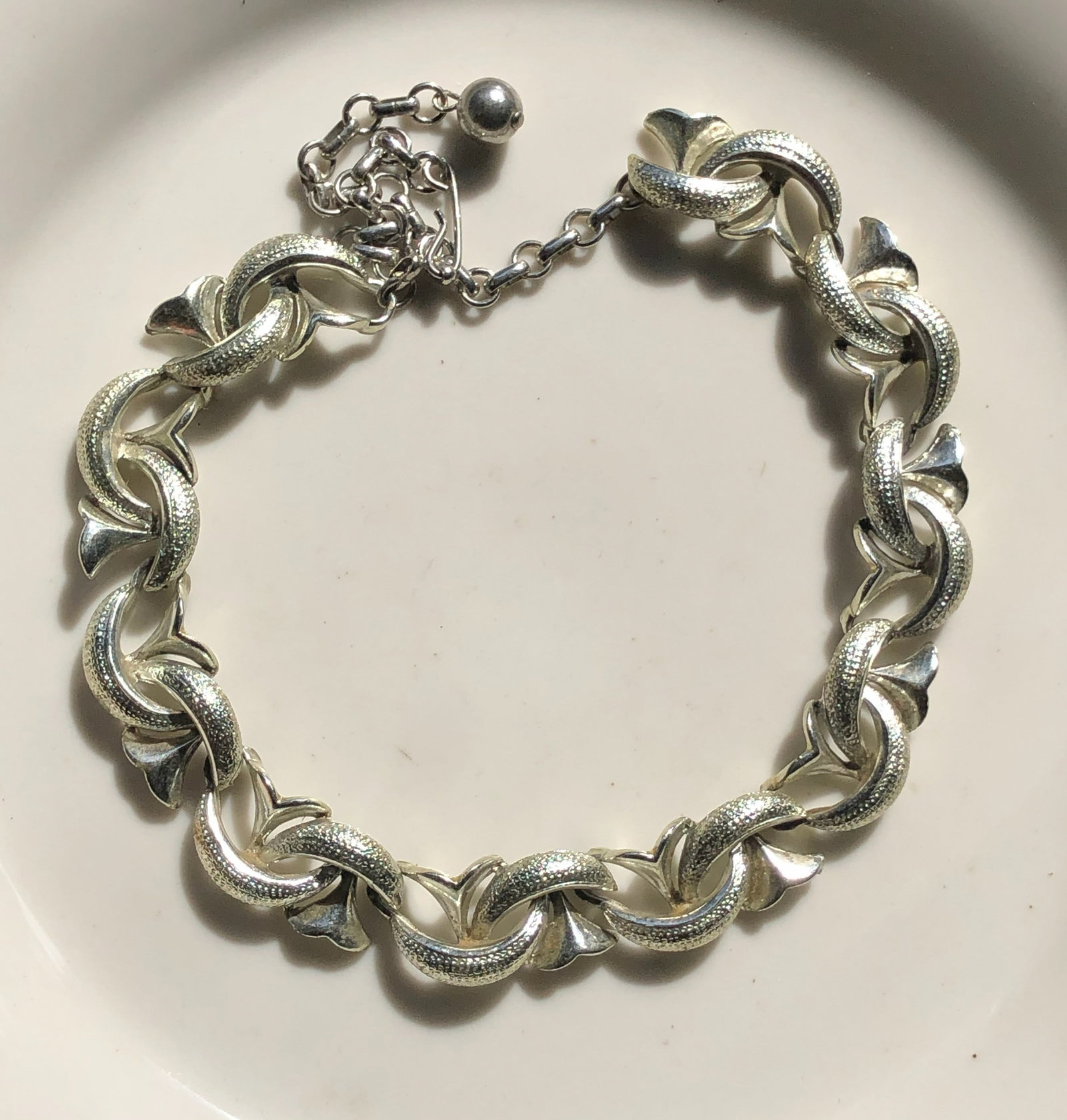 Vintage Necklace: Elegant Necklace with a unique chain design.