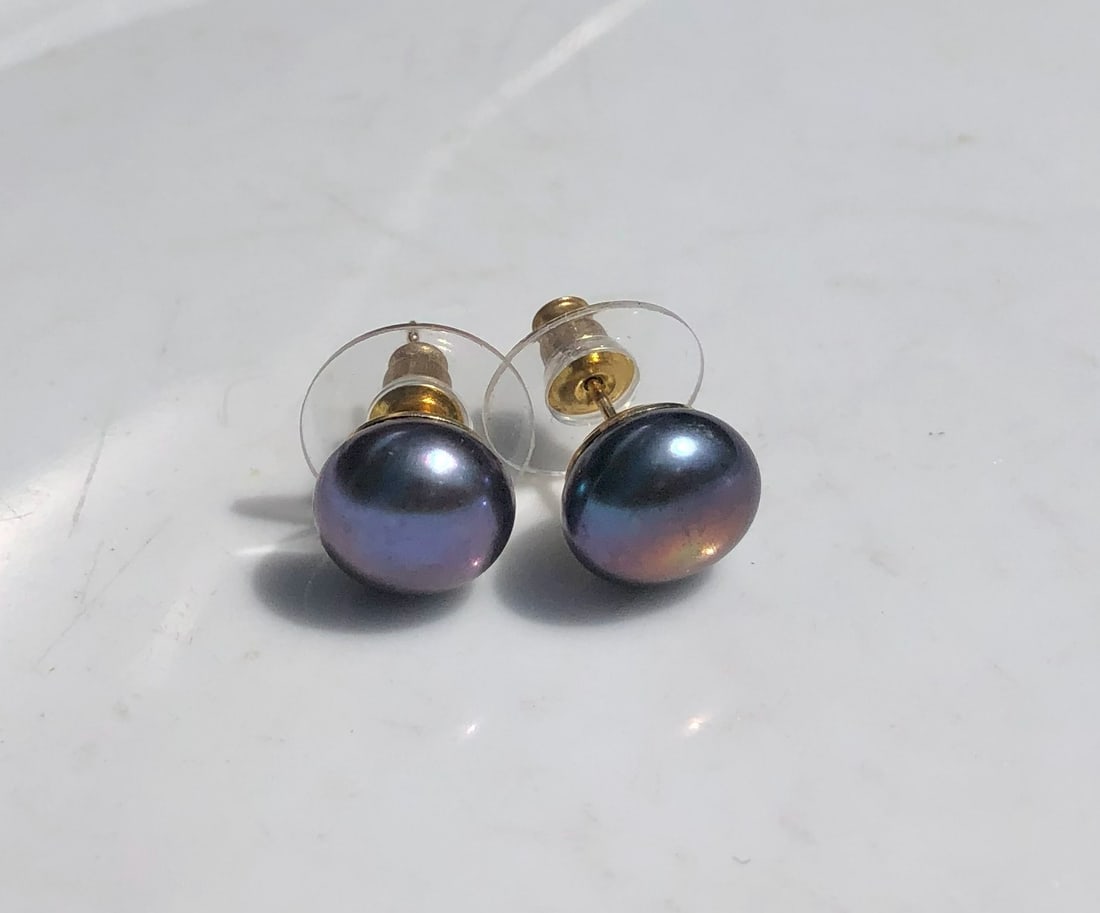 Pair of 14K Gold Pearl Earrings: Pair of 14K Gold Pearl Earrings, weight 3g