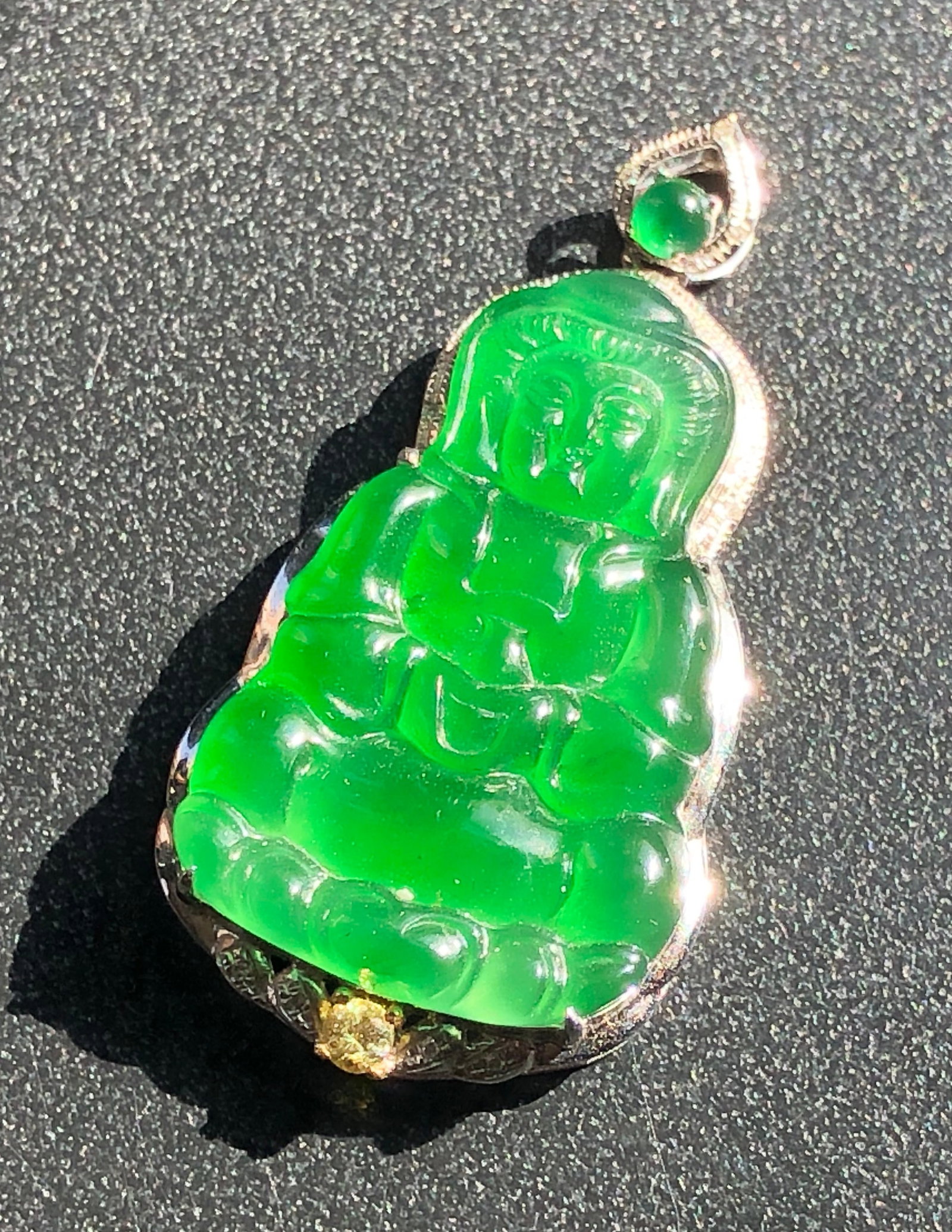 18K Gold Natural Jadeite Guanyin Pendant: 18K Gold Natural Jadeite Guanyin Pendant, Size: 1.5"