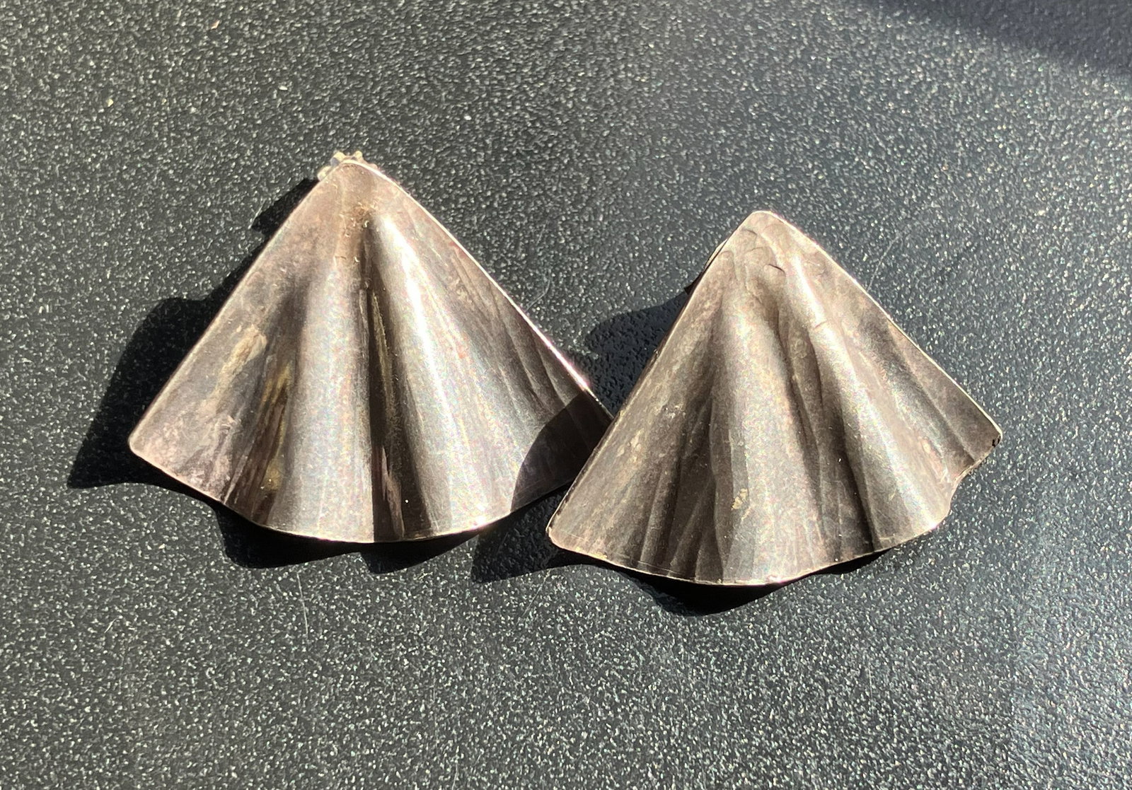 Metallic Fan Silver Earrings: Elegant metallic fan-shaped silver earrings.