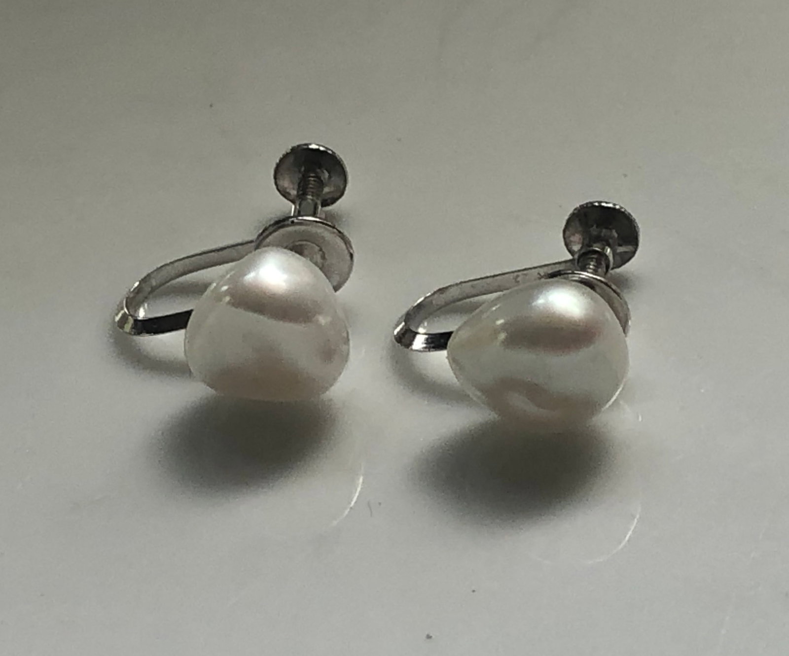 Pair of Silver Parl Earrings: Pair of Silver Parl Earrings