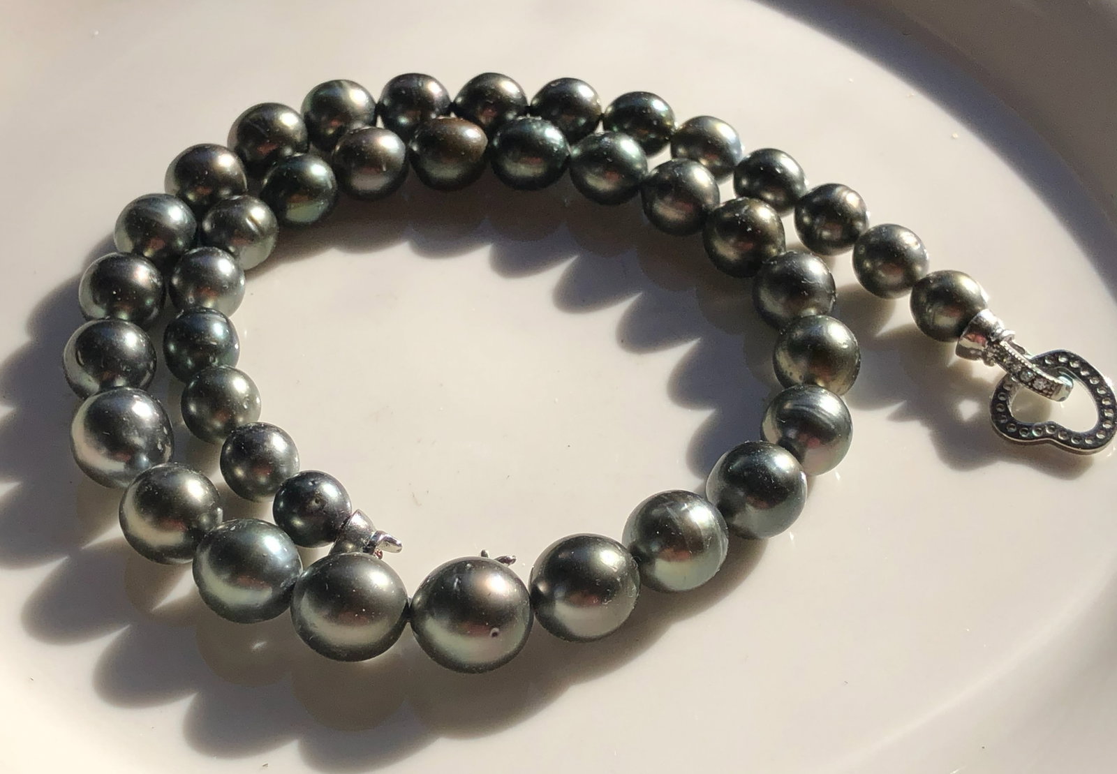 Vintage Tianium Pearl Necklace: Vintage Tianium Pearl Necklace, Biggest bead: 13mm