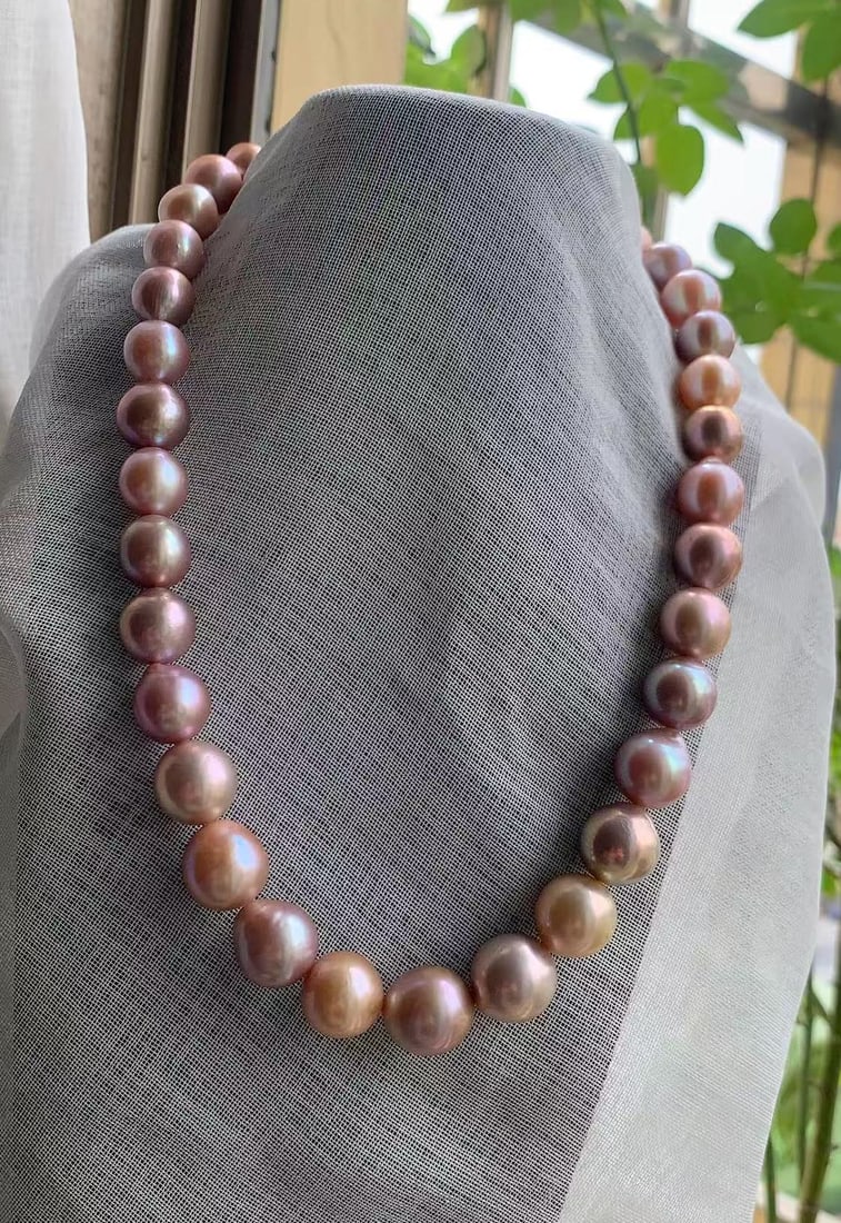 Vintage Pearl Necklace: Vintage Pearl Necklace, Size of pearl: 10-12mm.
