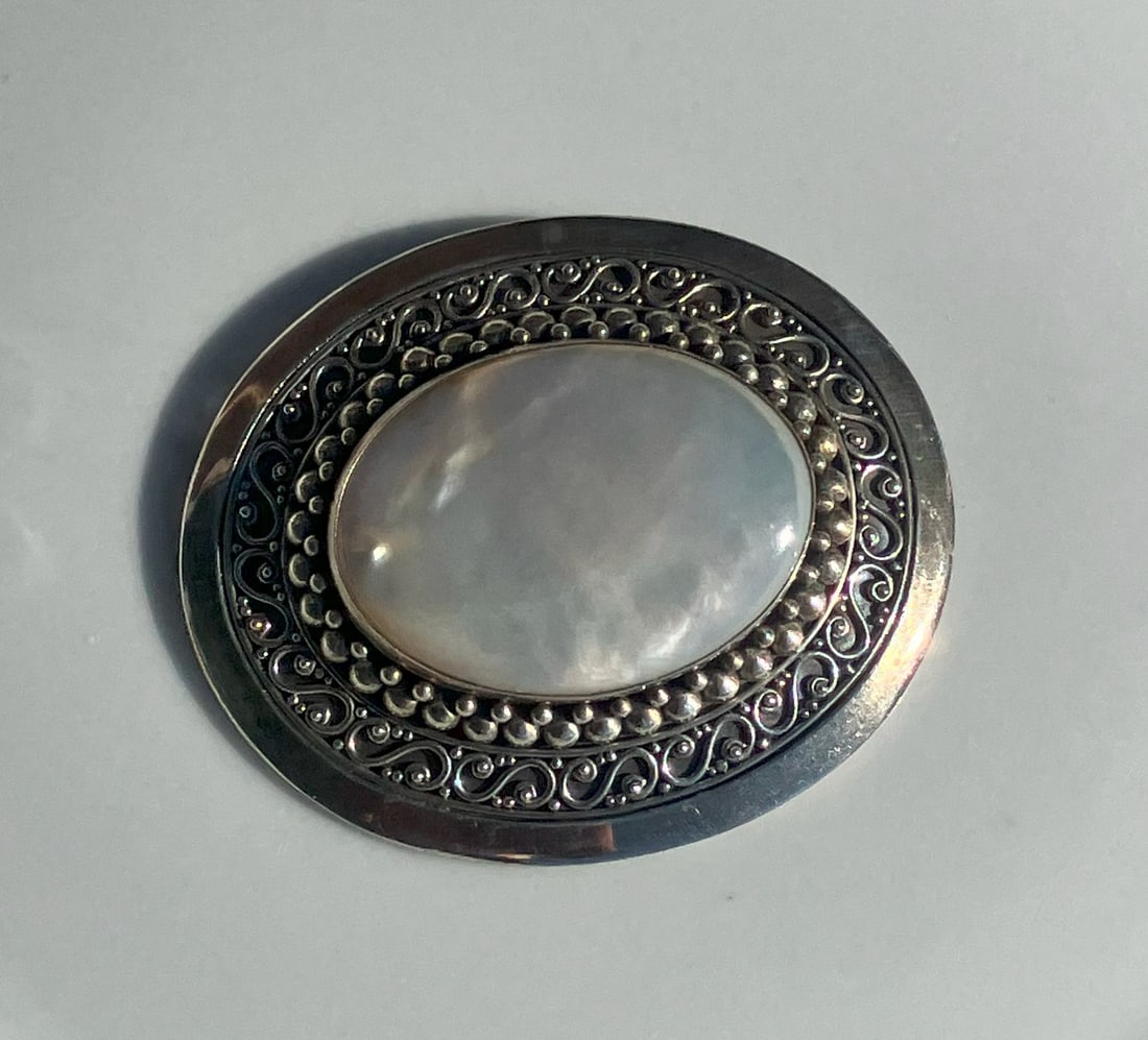 Vintage Silver Brooch Pin: Vintage Silver Brooch Pin, weight 44.7g, Size: 2.5"