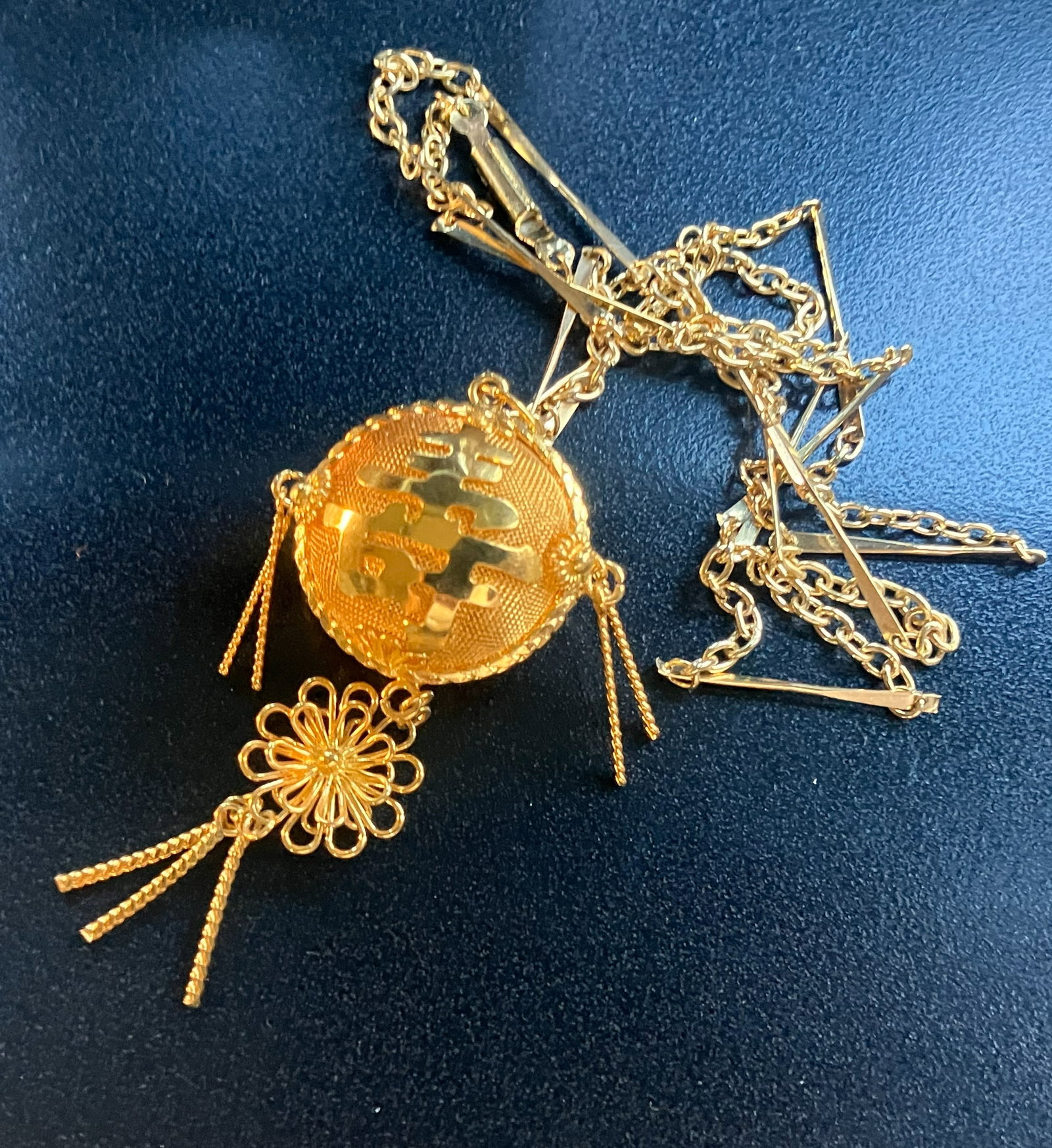 Gold Filled Pendant Necklace: Elegant gold filled pendant necklace with intricate design.