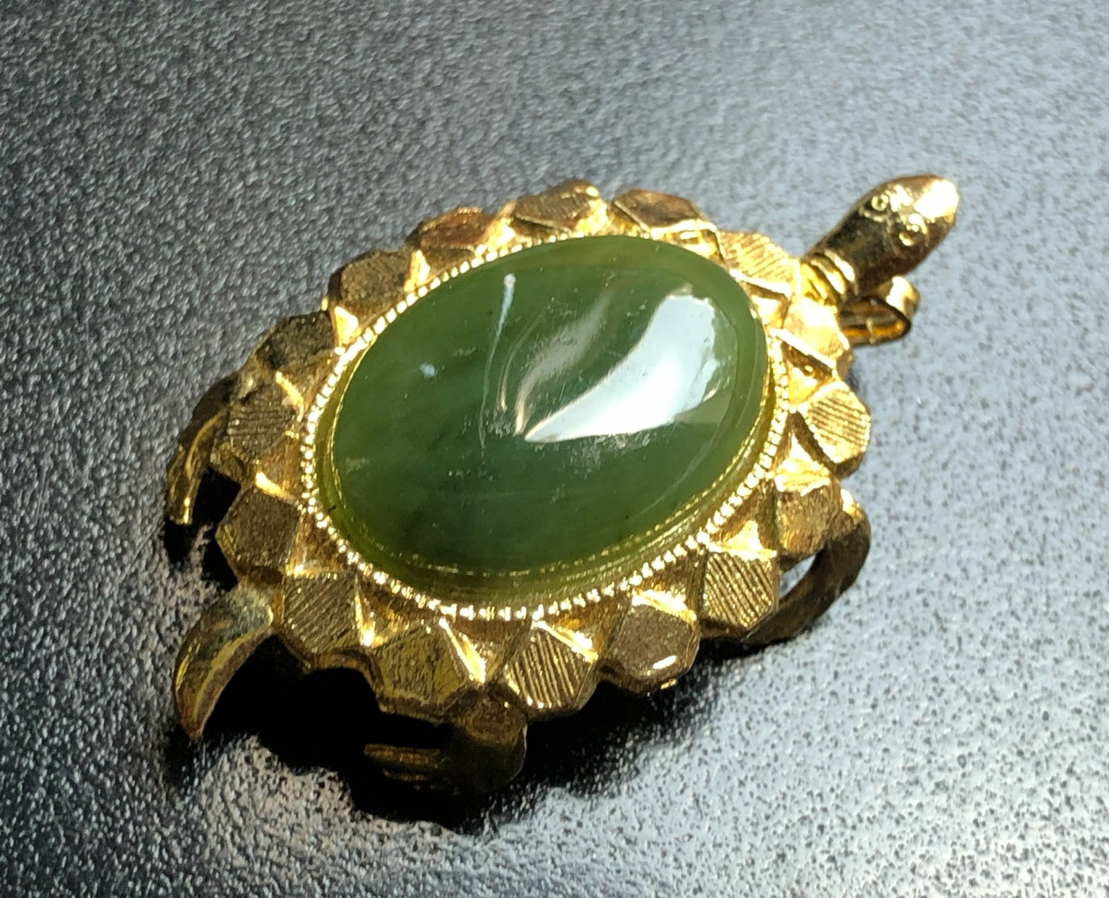 Vintage Green Jade Brooch Pin: Vintage Green Jade Brooch Pin