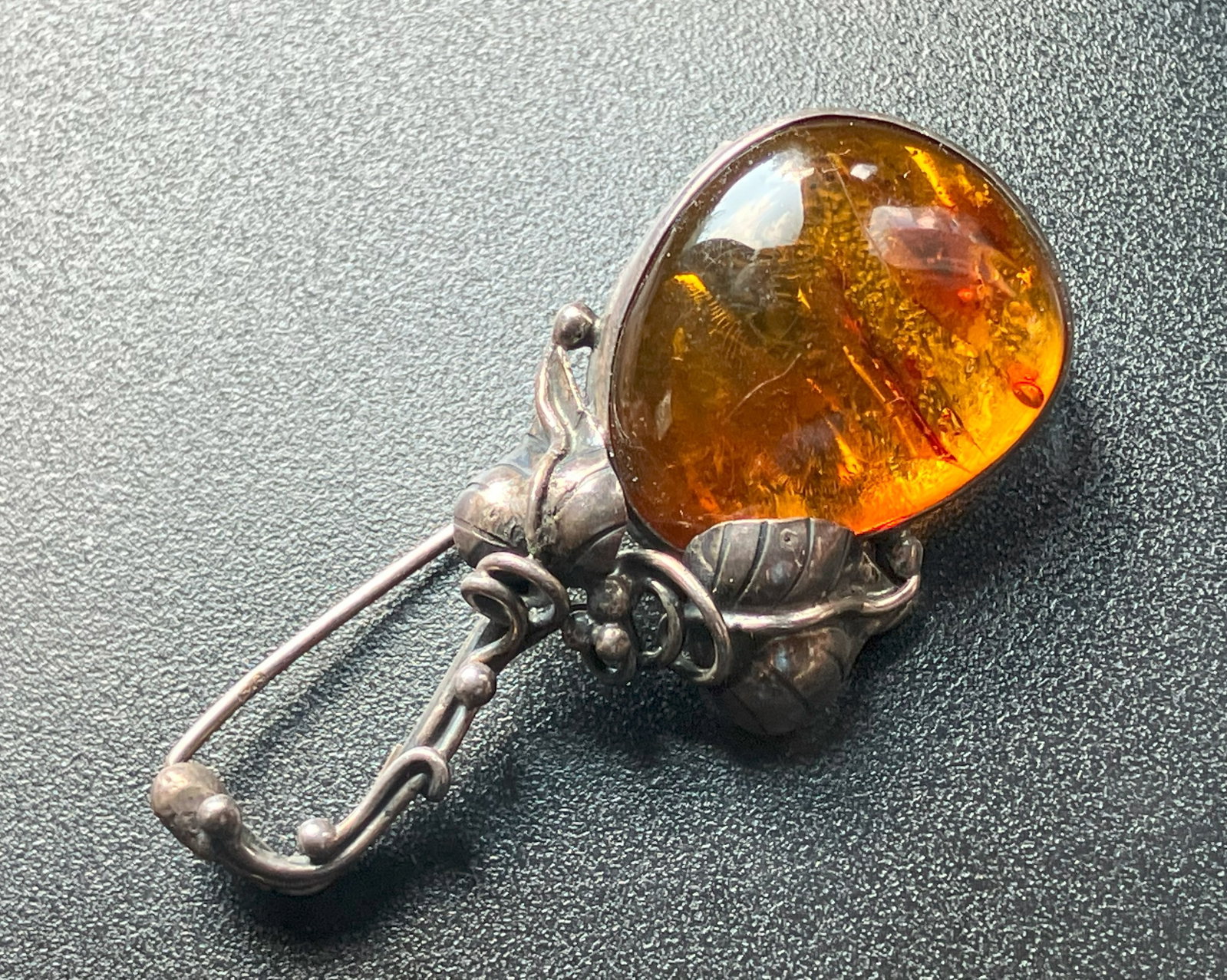 Vintage Amber Brooch Pin: Vintage Amber Brooch Pin, Size: 2"