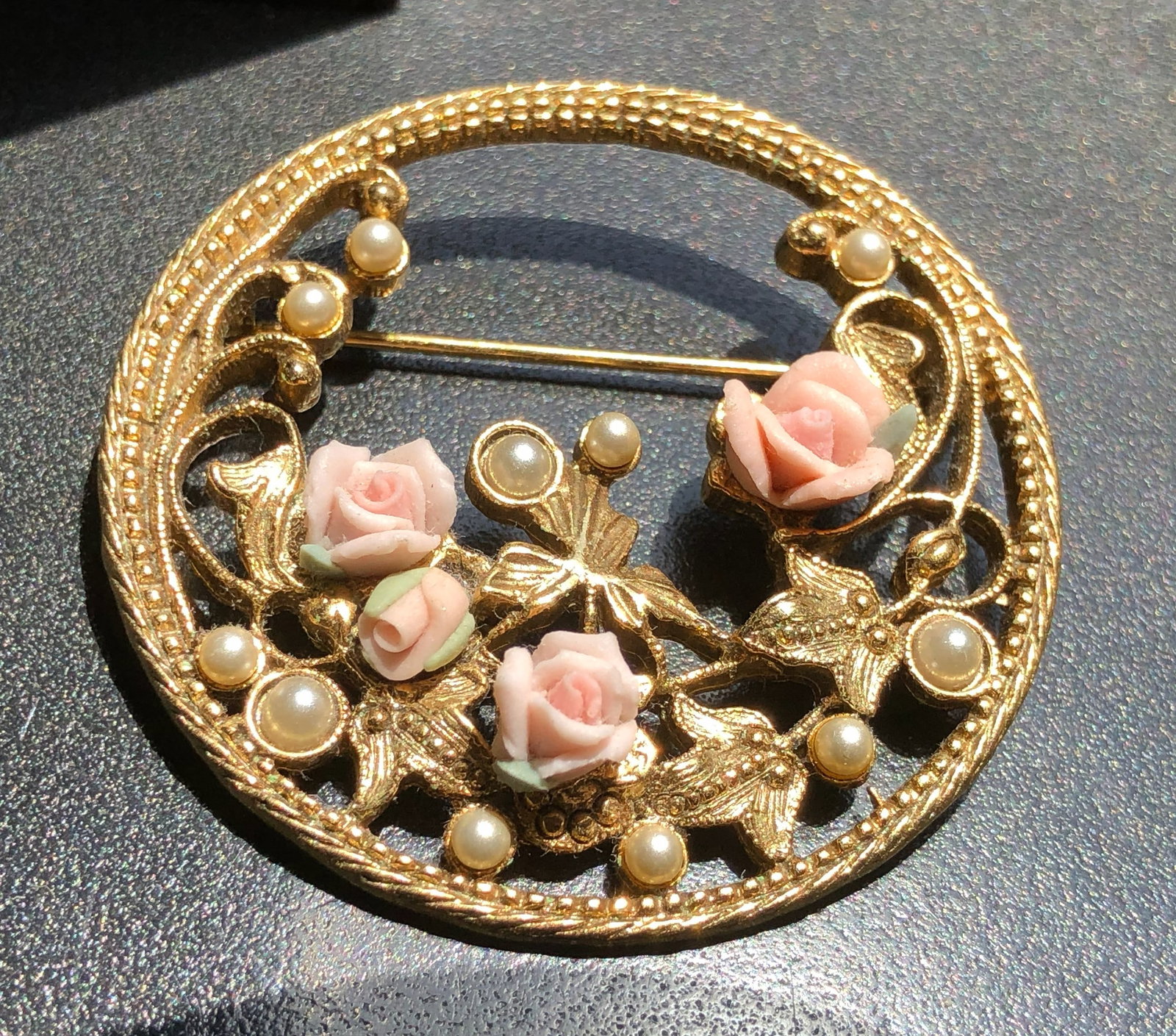 A beautifully crafted vintage brooch featuring delicate pink roses and pearl accents: A beautifully crafted vintage brooch featuring delicate pink roses and pearl accents
