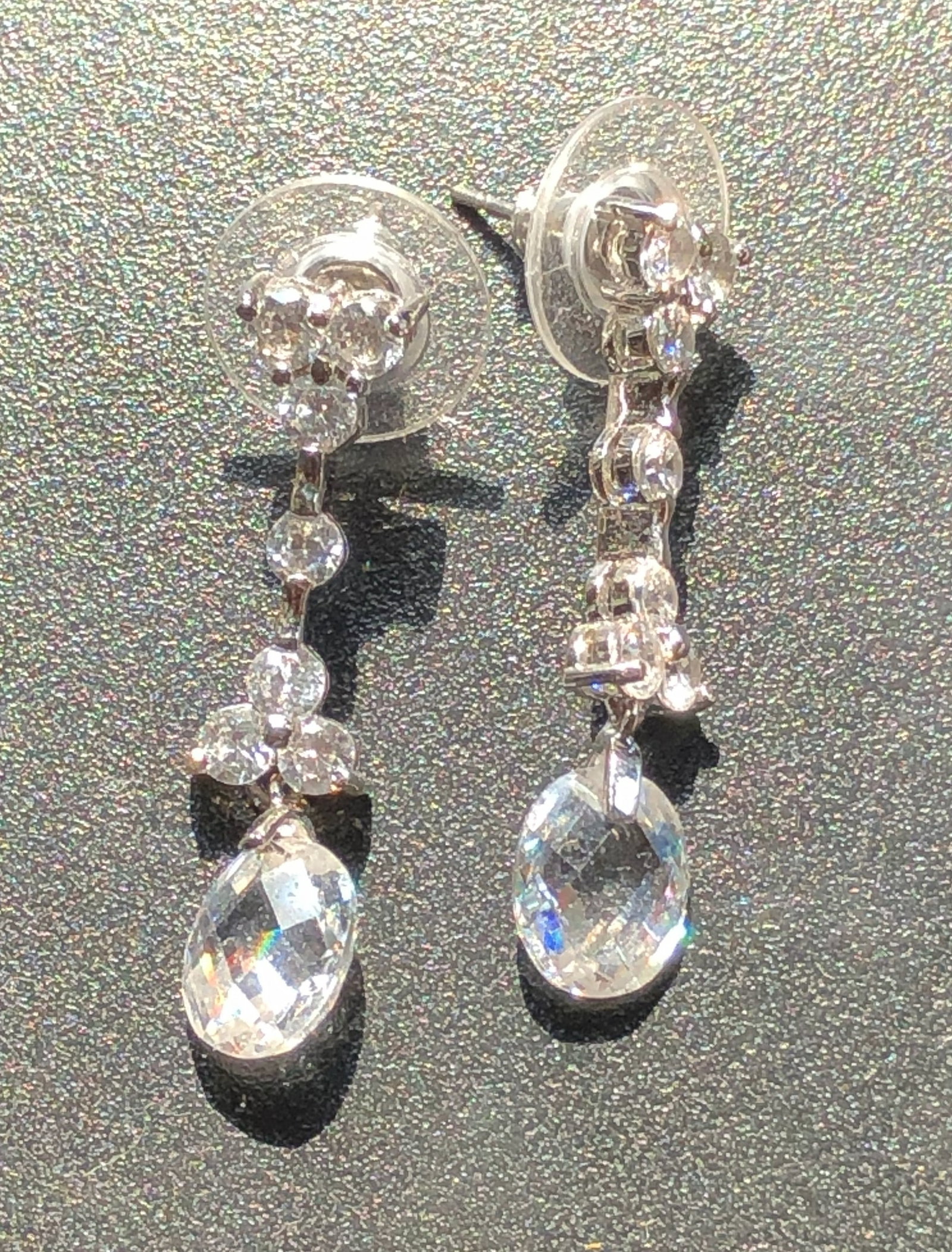 Elegant crystal drop earrings with a sparkling design: Elegant crystal drop earrings with a sparkling design