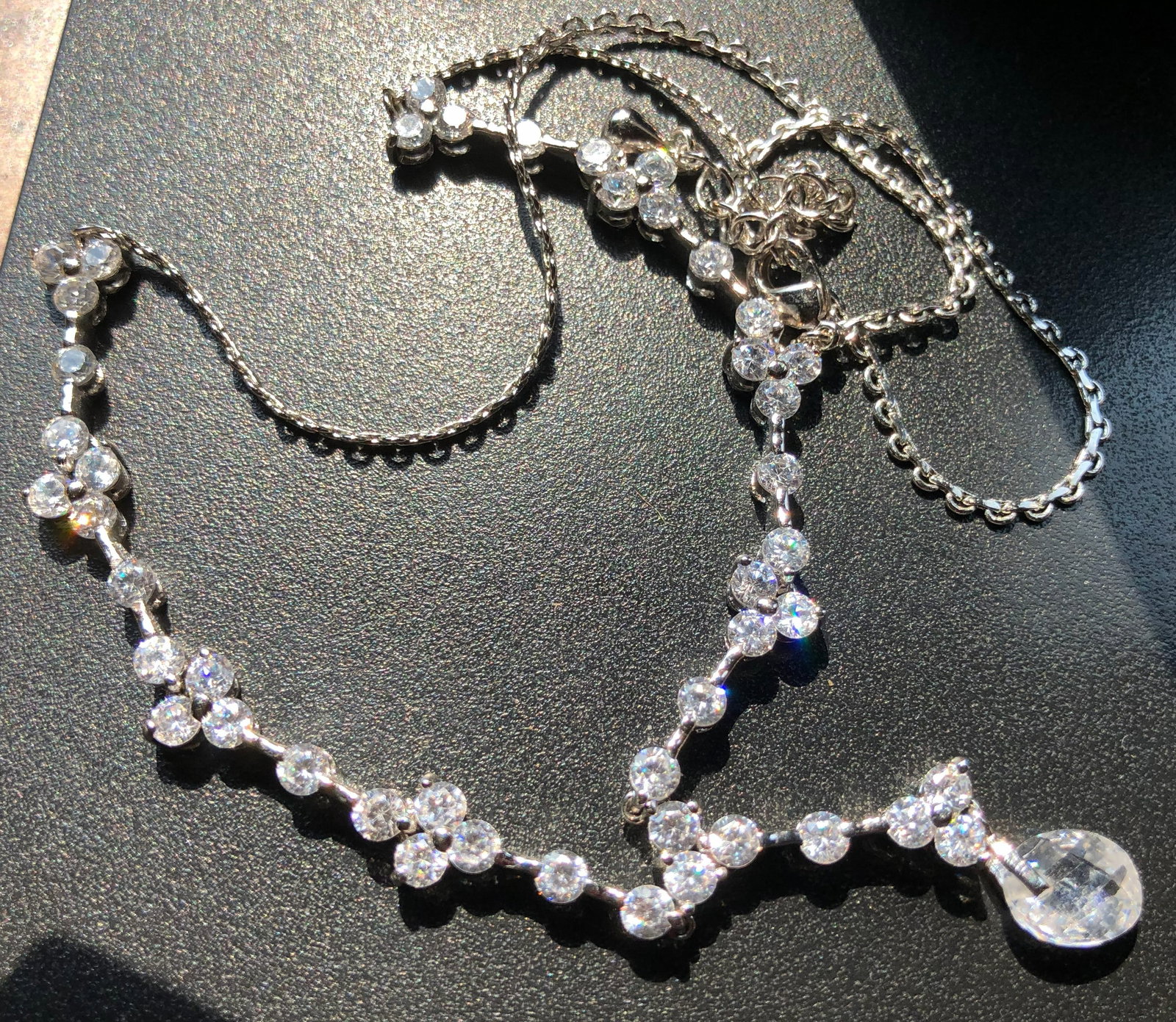 A stunning crystal necklace with intricate detailing, perfect for special occasions: A stunning crystal necklace with intricate detailing, perfect for special occasions