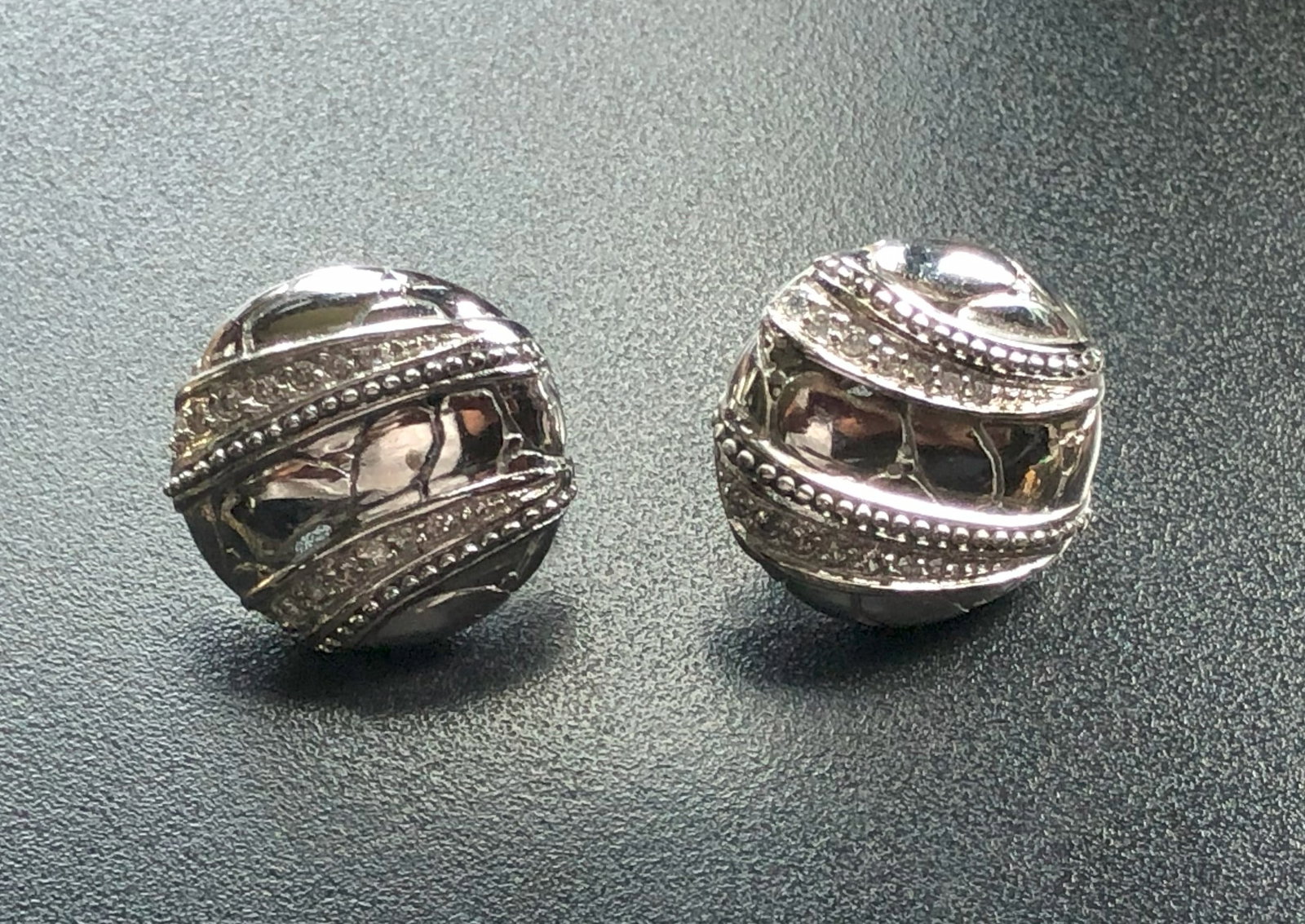 Pair of Silver Earrings: Pair of Silver Earrings, weight 11.5g.