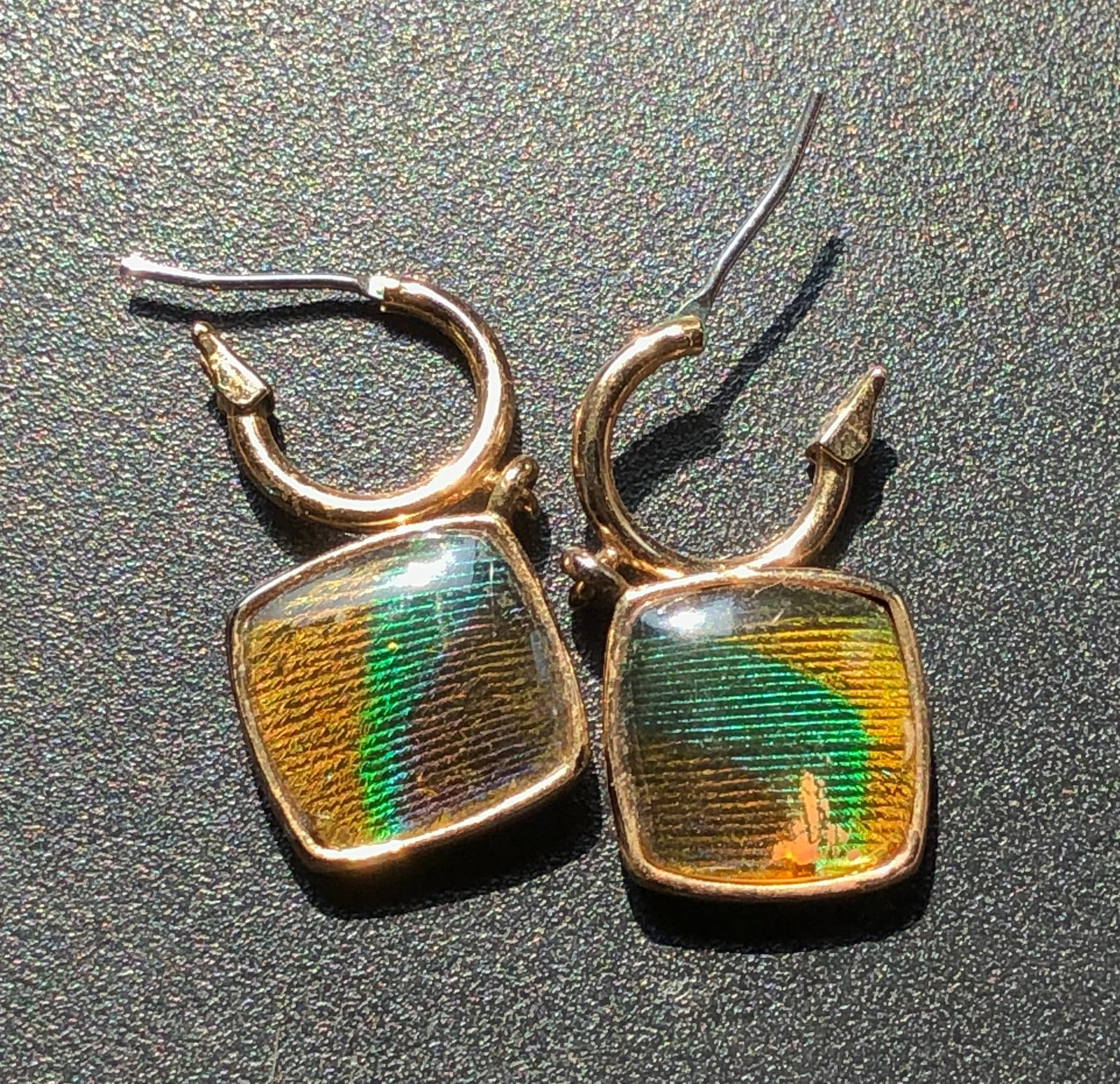 Elegant iridescent earrings with a unique design: Elegant iridescent earrings with a unique design