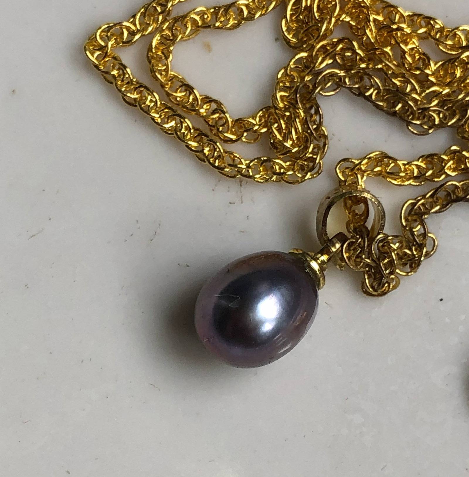 Elegant gold filled chain featuring a lustrous pearl pendant: Elegant gold filled chain featuring a lustrous pearl pendant