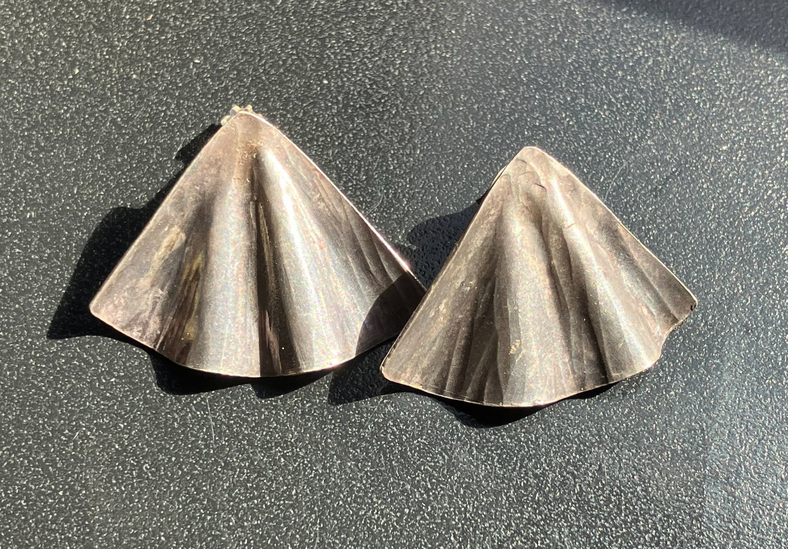 Metallic Fan Silver Earrings: Elegant metallic fan-shaped silver earrings.