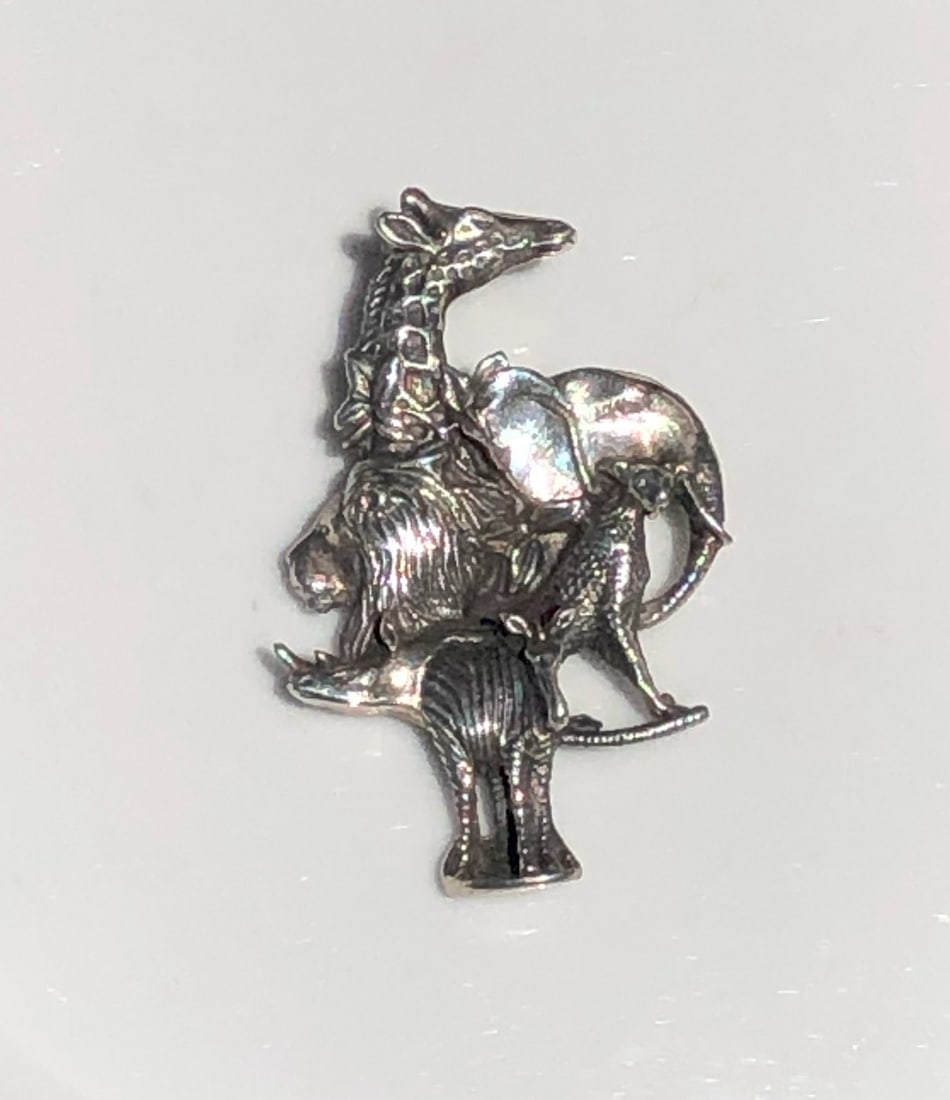 Vintage Silver Brooch Pin: Vintage Silver Brooch Pin, size: 2", weight 17.6g