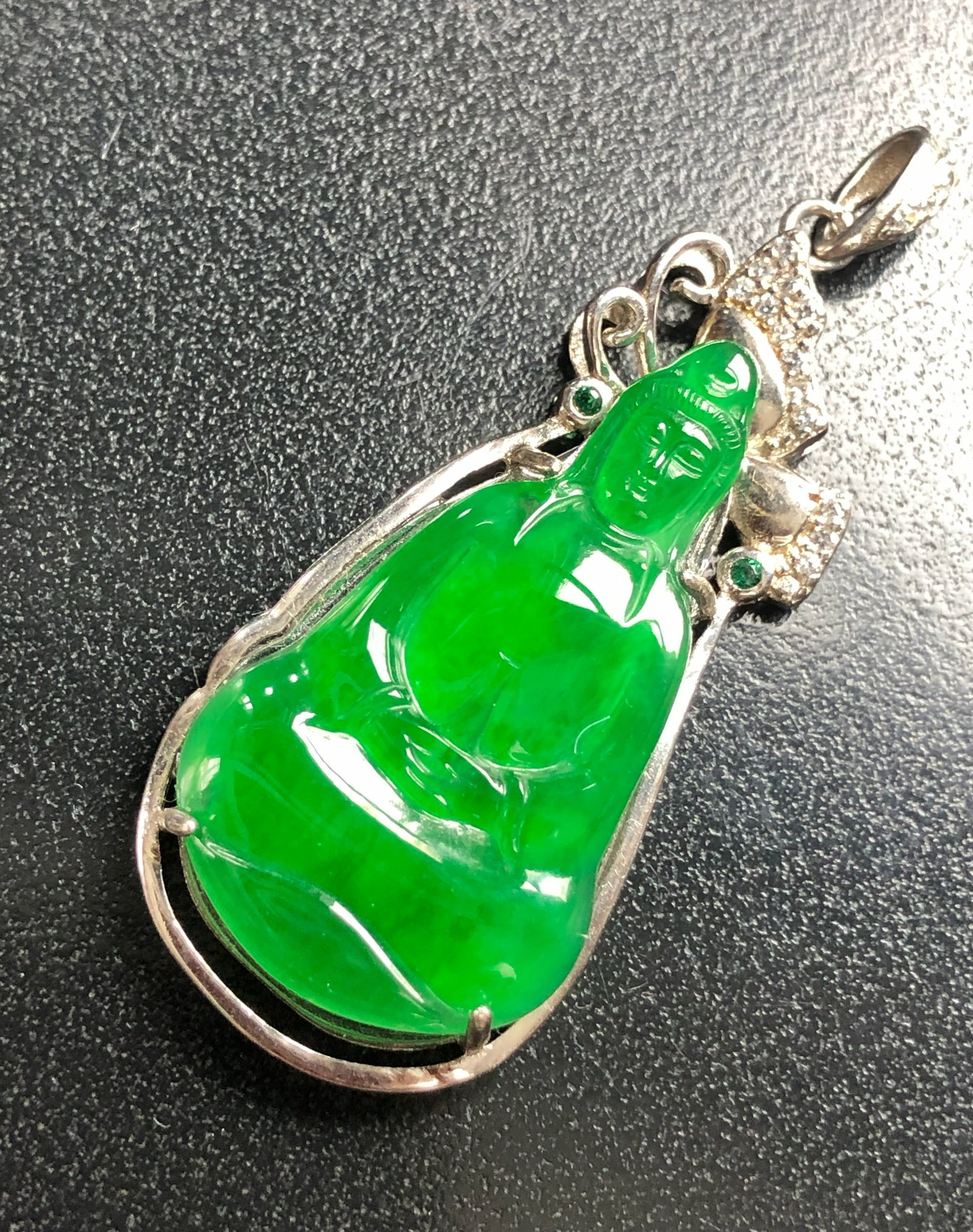 Vintage Green Jadeite Guanyin Pendant: Vintage Green Jadeite Guanyin Pendant, Size: 1.5"