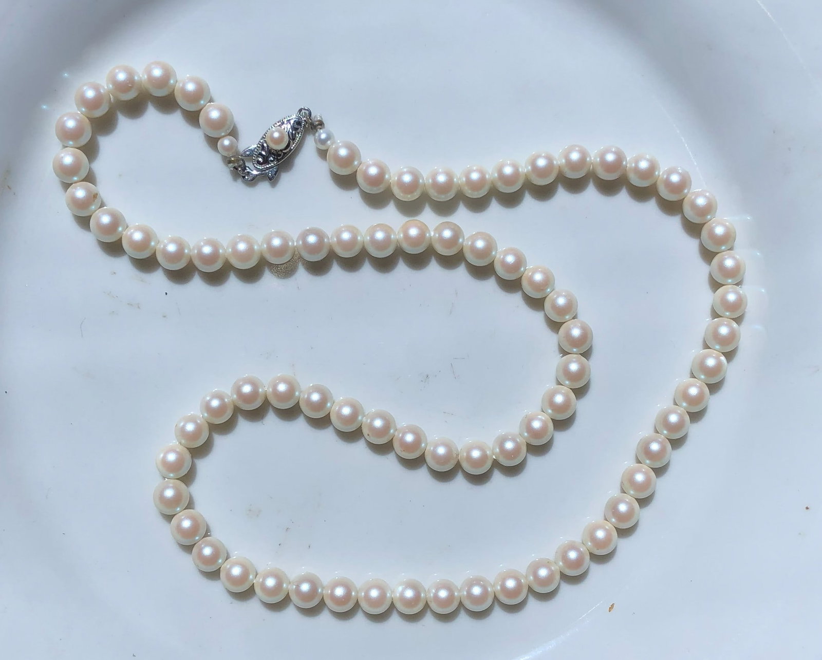 Vintage Pearl Necklace with Silver Clasp: Vintage Pearl Necklace with Silver Clasp, Length: 21", Size of each bead: 6mm