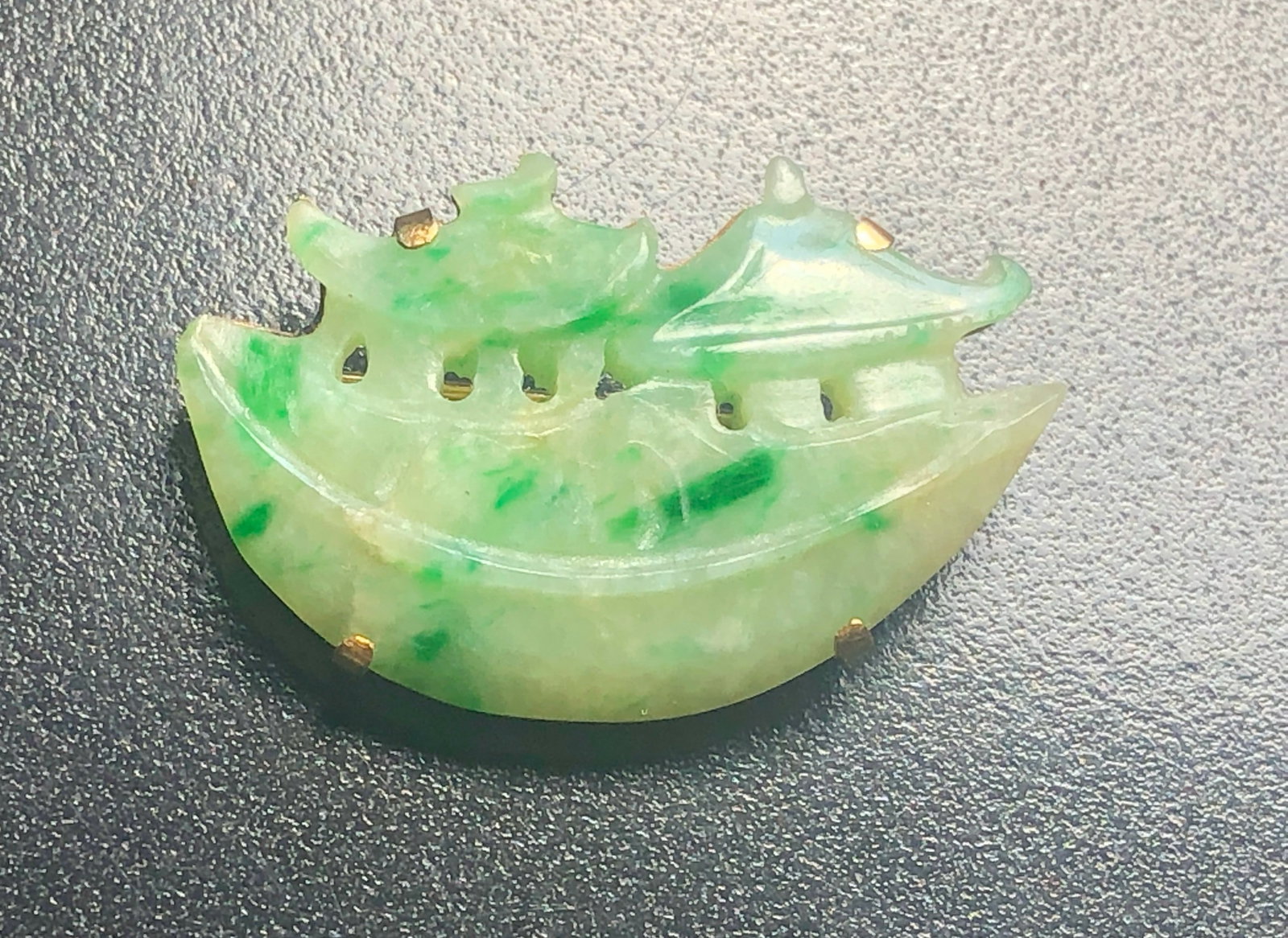 14-Karat Yellow-Gold and Apple-Green Jadeite Pin: 14-Karat Yellow-Gold and Apple-Green Jadeite Pin, W: 1-1/4 in