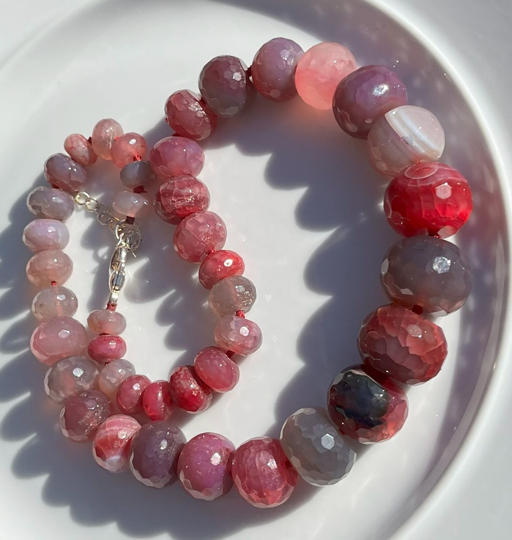 Vintage Agate Necklace with Silver Clasp: Vintage Agate Necklace with Silver Clasp
