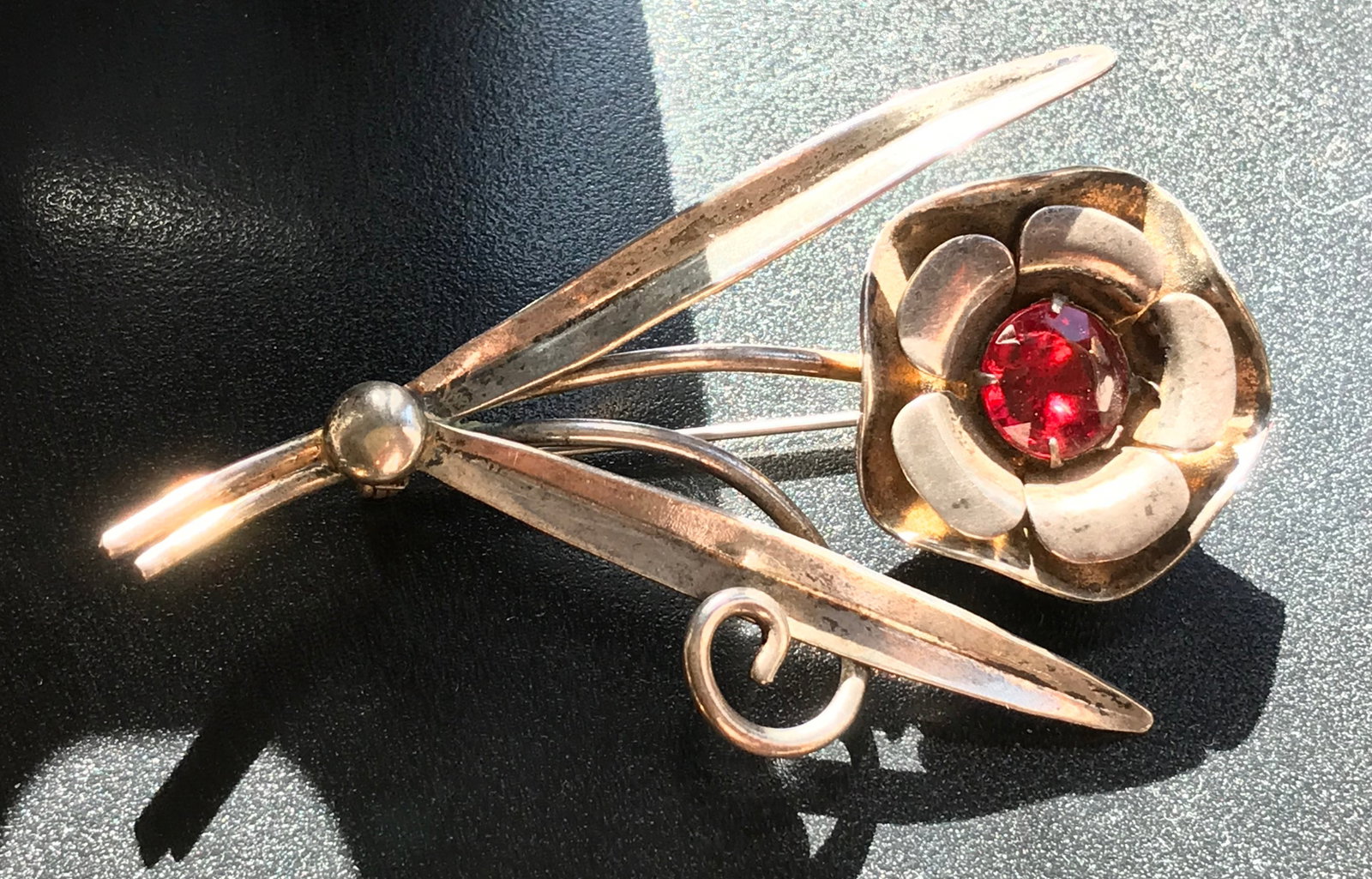 Vintage Silver Brooch Pin: Vintage Silver Brooch Pin, Size: 2.75", weight 14.9g