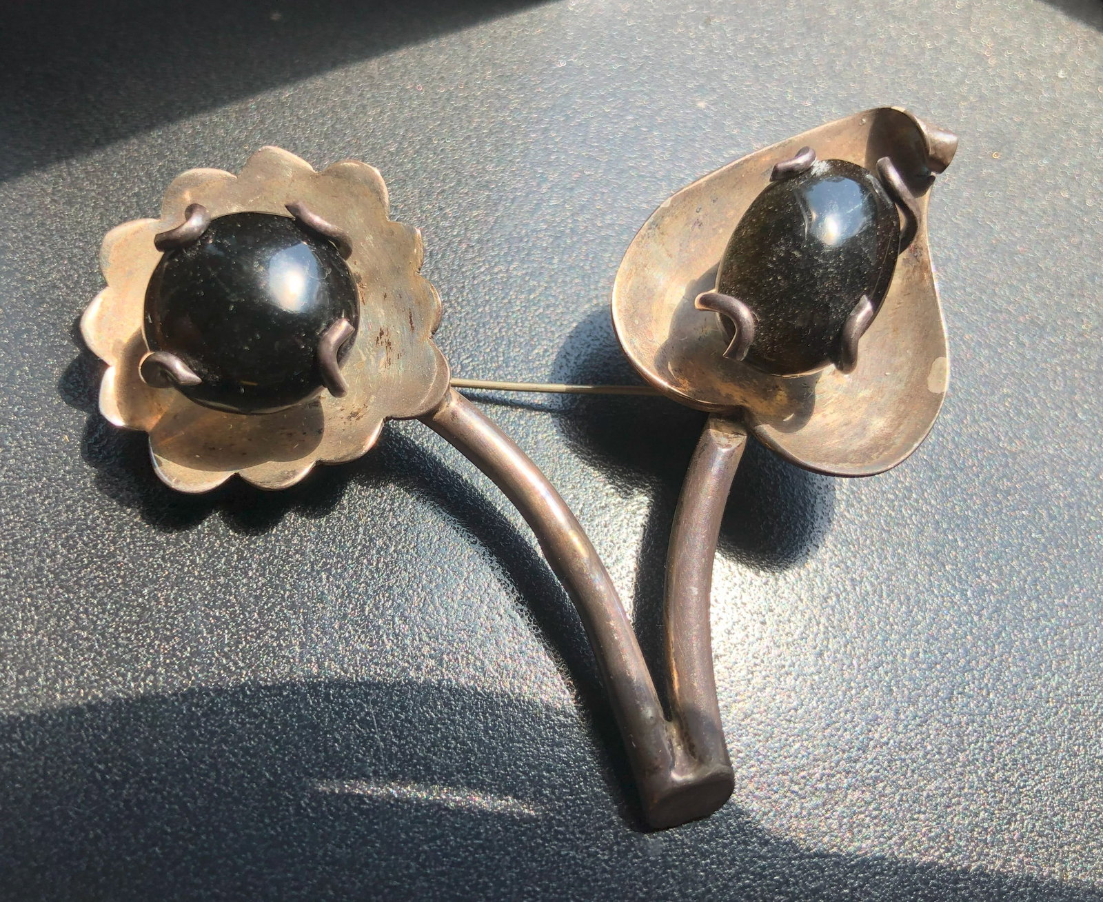 Vintage silver Brooch Pin: Vintage silver Brooch Pin, weight 15.6g