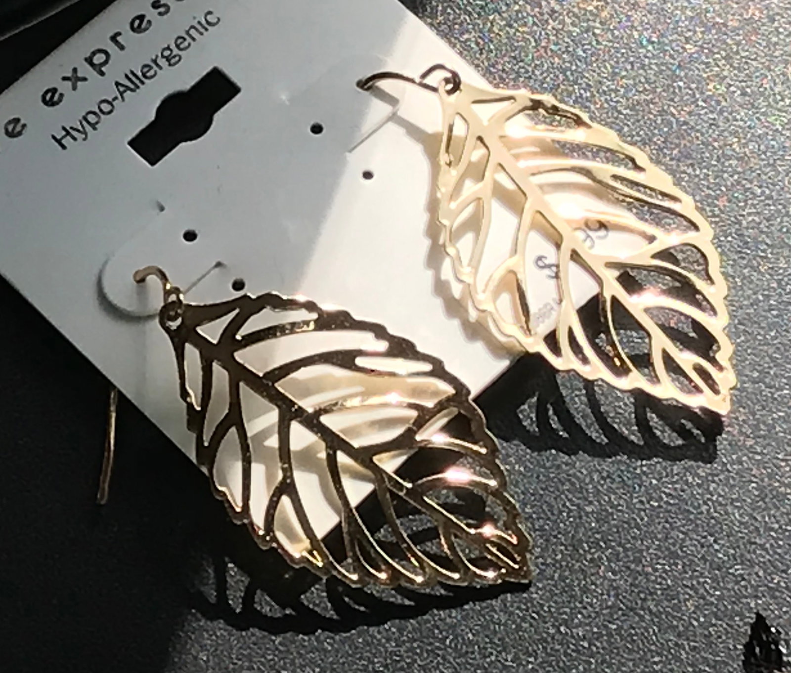 pair of earings, artistic open leaf design: pair of earings, artistic open leaf design