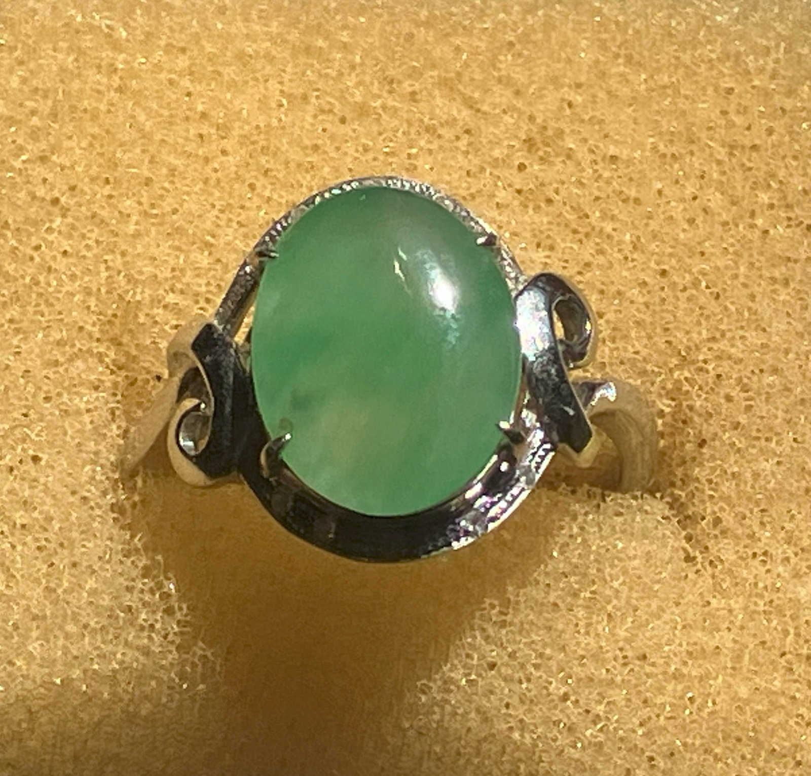 18K Gold Green Jadeite ring: 18K Gold Green Jadeite ring,Size 7, weight 3.8g