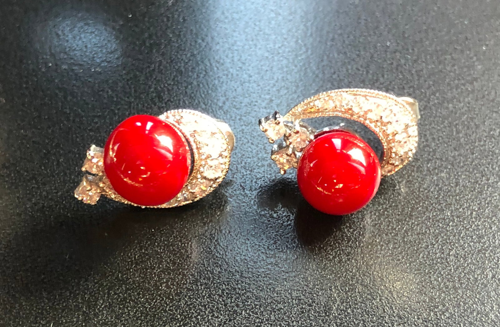 Pair of 10K Gold Earrings: Pair of 10K Gold Earrings, weight 5.2g