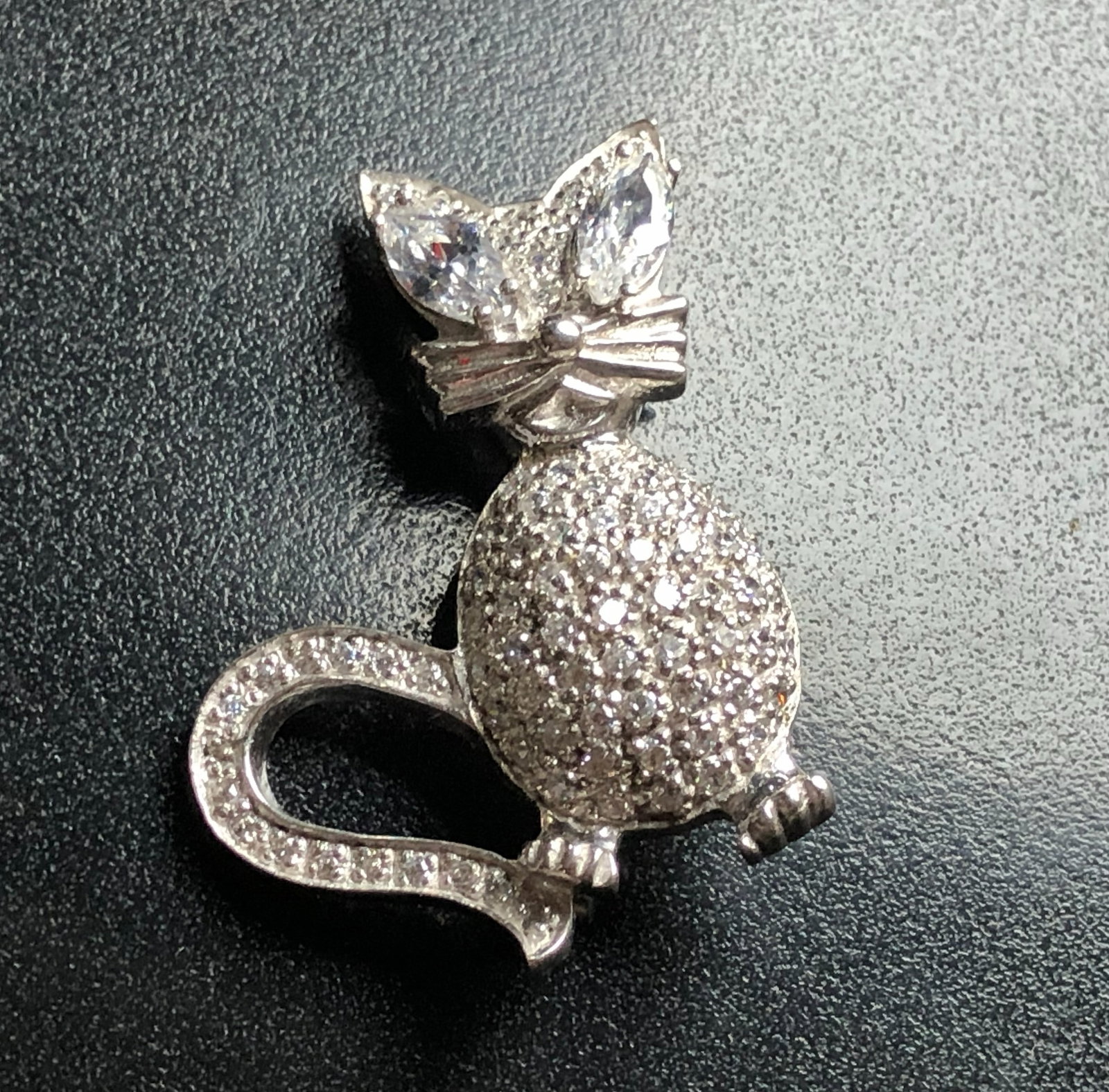 Vintage Silver Brooch Pin: Vintage Silver Brooch Pin, Size: 1.5"