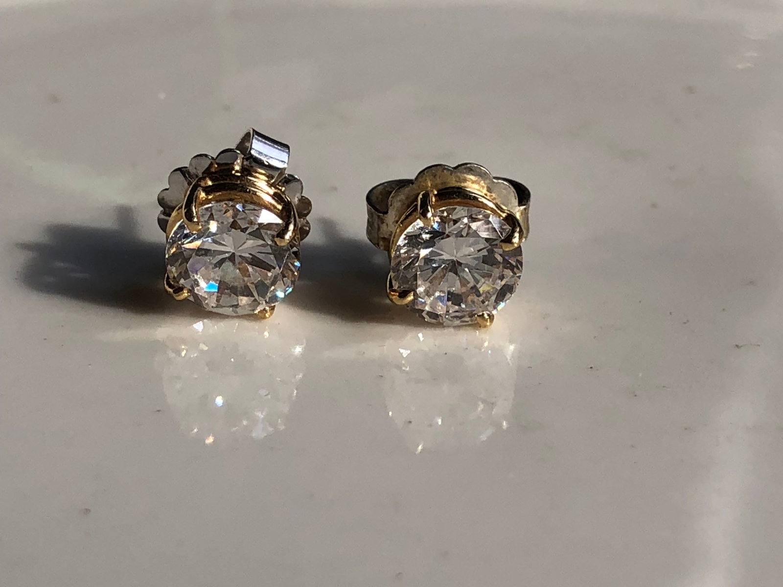 Pair of 14K Gold Earrings: Pair of 14K Gold Earrings
