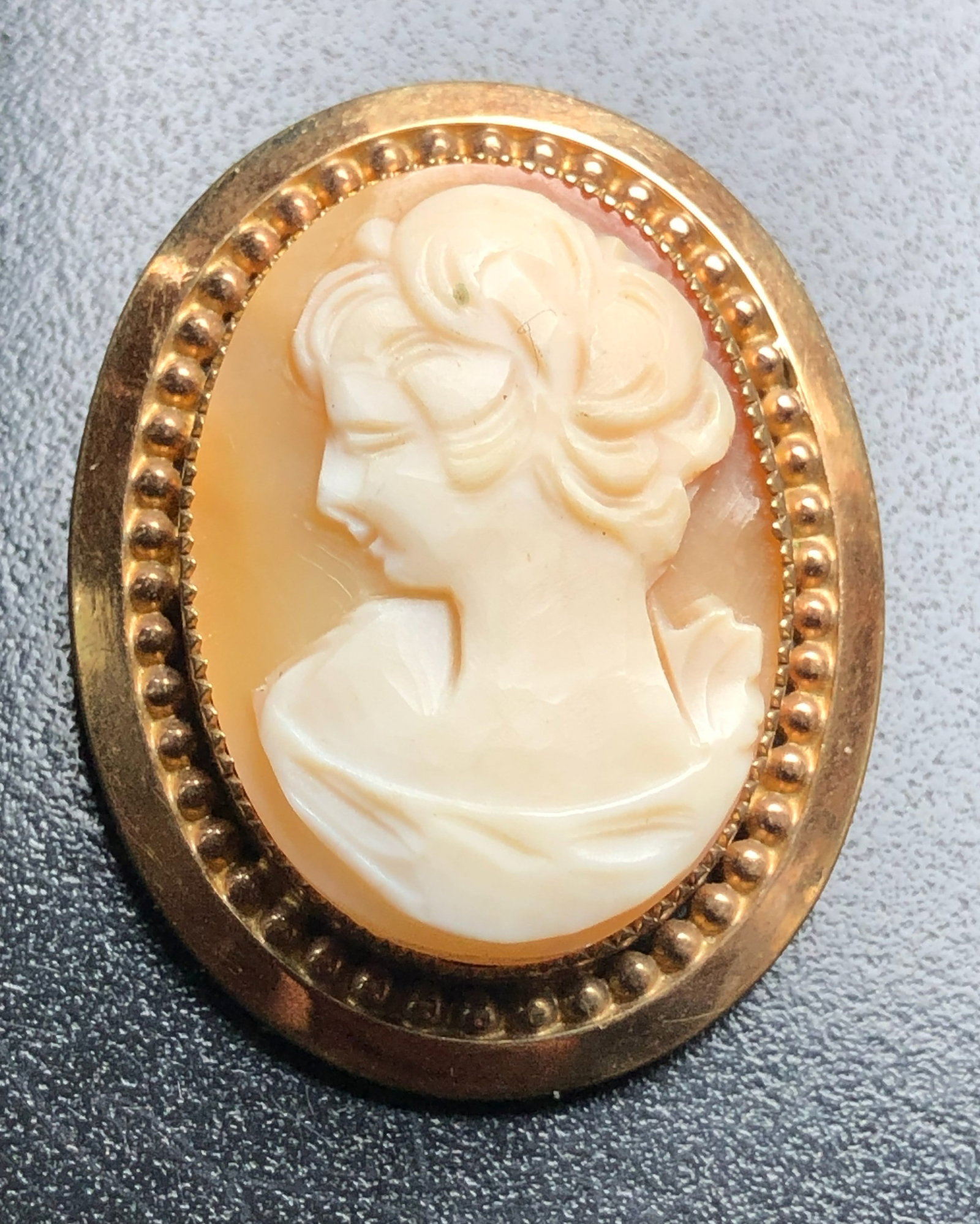 Vintage Silver Cameo Brooch Pin: Vintage Silver Cameo Brooch Pin, Size: 1.3"