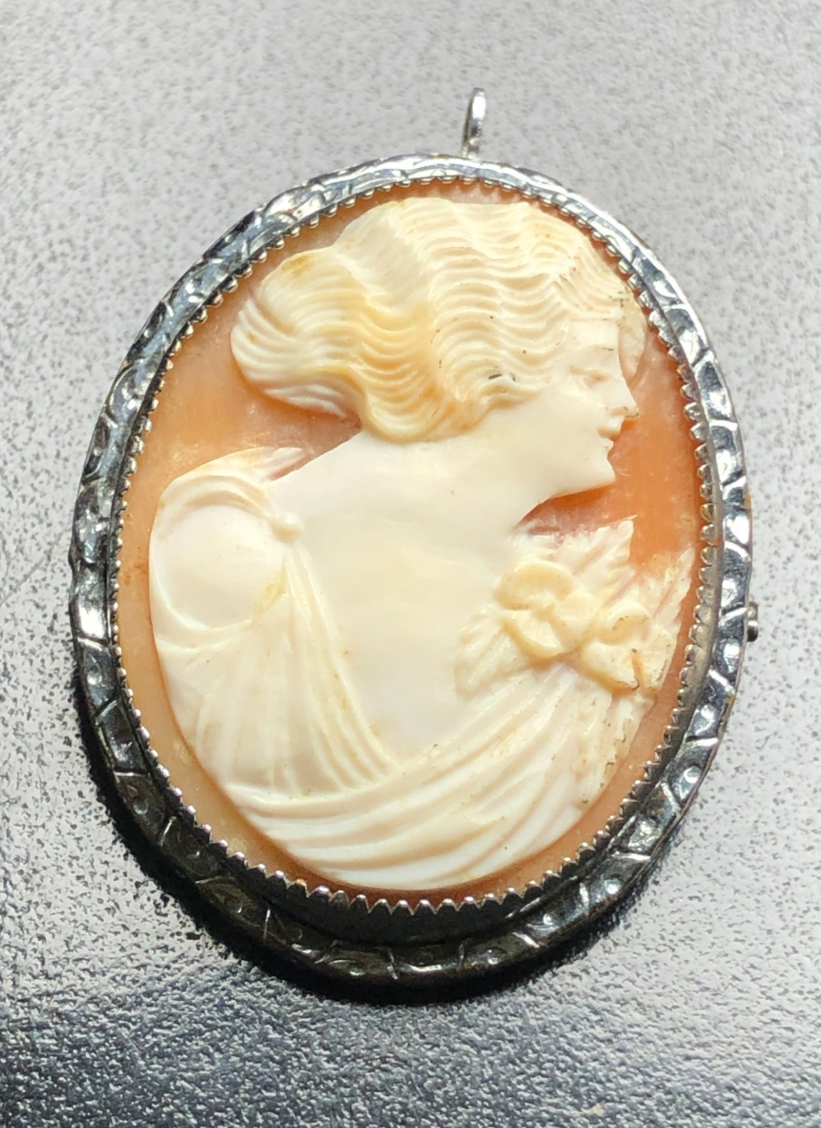 Vintage Silver Cameo Brooch Pin: Vintage Silver Cameo Brooch Pin, Size: 1.4"
