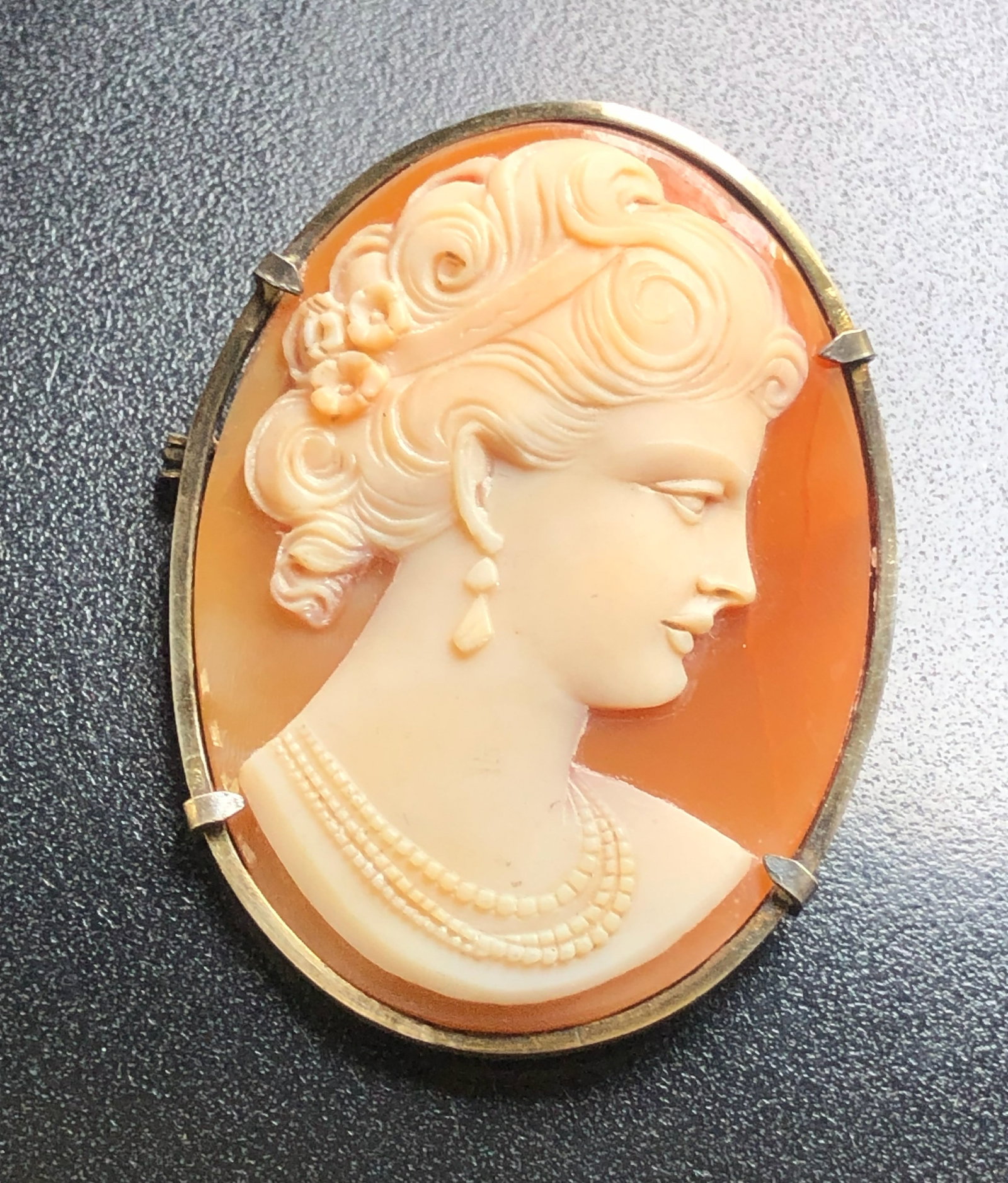 Vintage Cameo Silver Brooch Pin: Vintage Cameo Silver Brooch Pin, Size: 1.75"