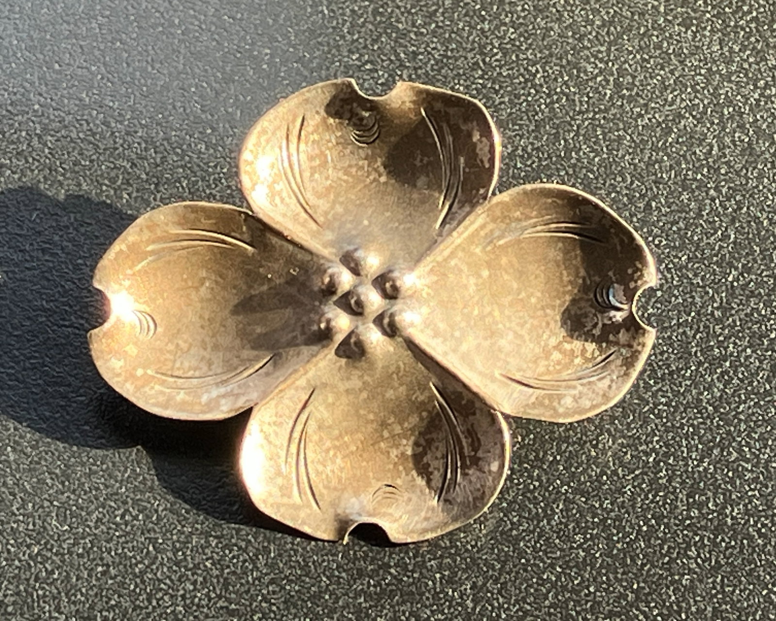 Vintage Silver Brooch Pin: Vintage Silver Brooch Pin, Size: 1.5"