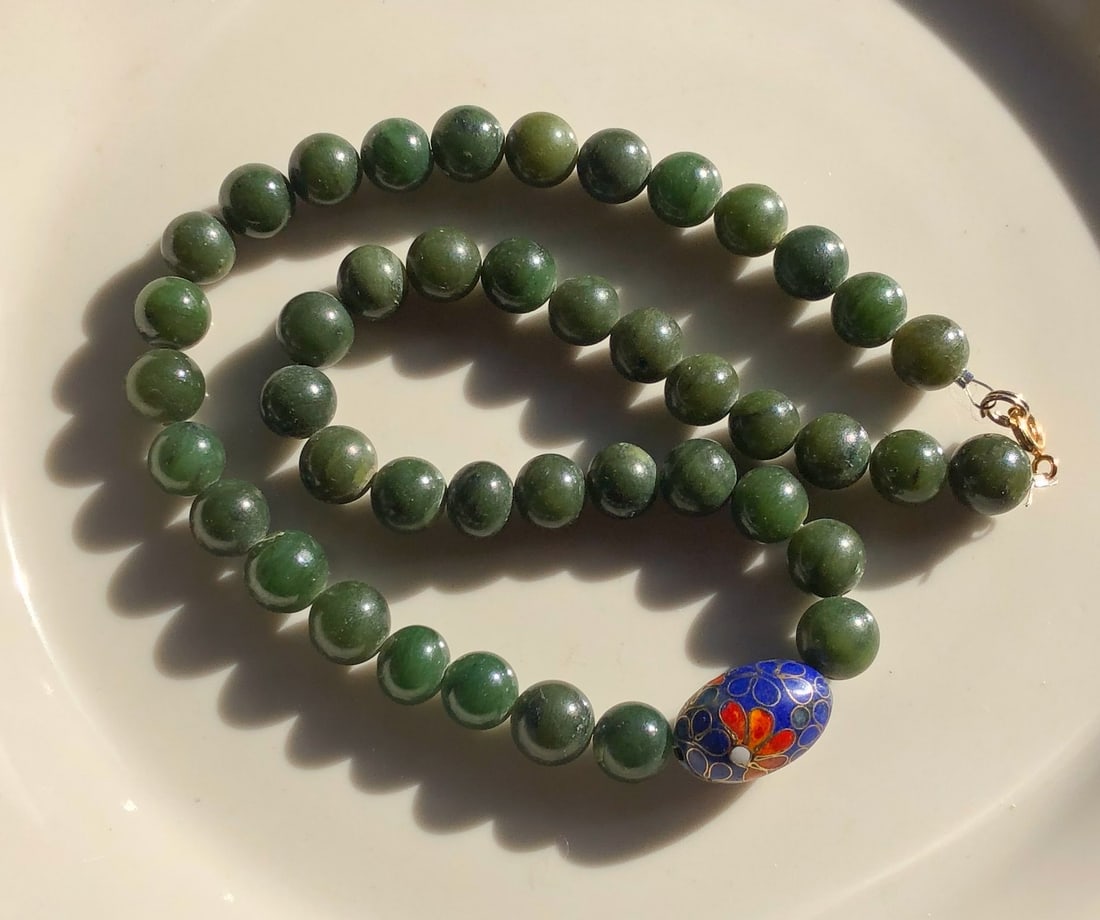 Vintage Green Jade Necklace: Vintage Green Jade Necklace