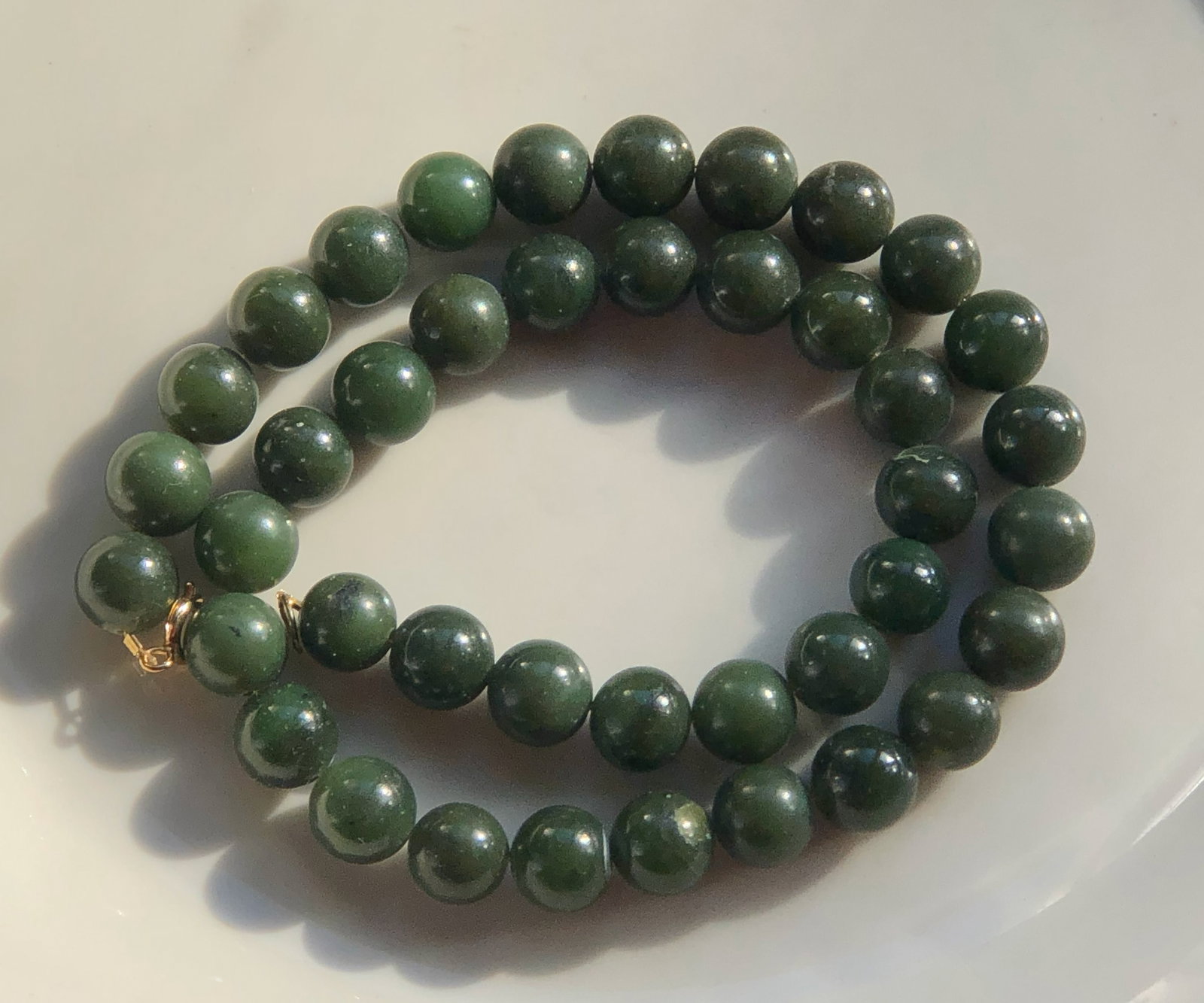 Vintage Green Jade Necklace: Vintage Green Jade Necklace, Size of each bead: 10mm