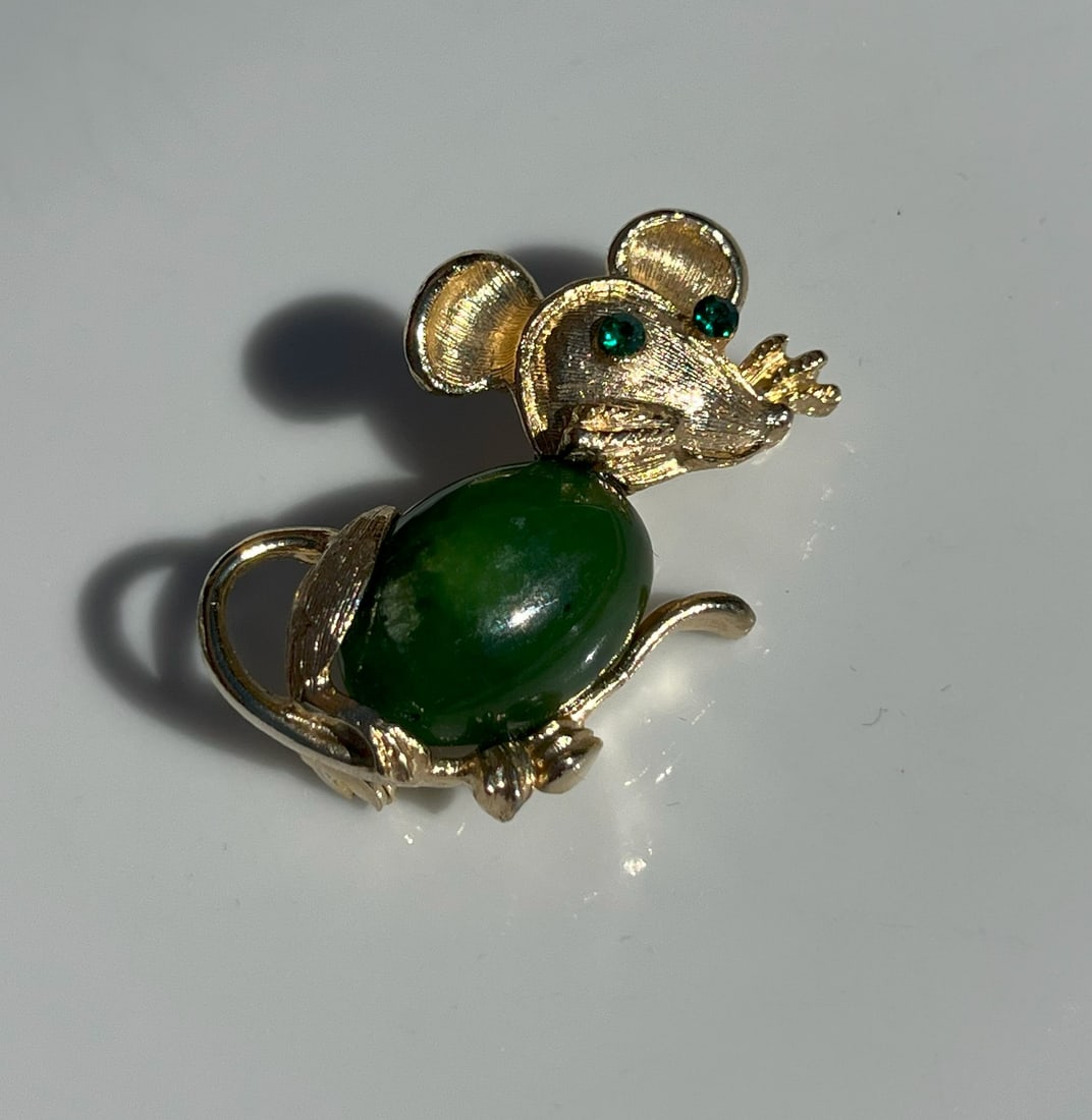 Vintage Green Jade Mouse Brooch: A charming vintage mouse brooch with green gemstone and gold-tone finish.