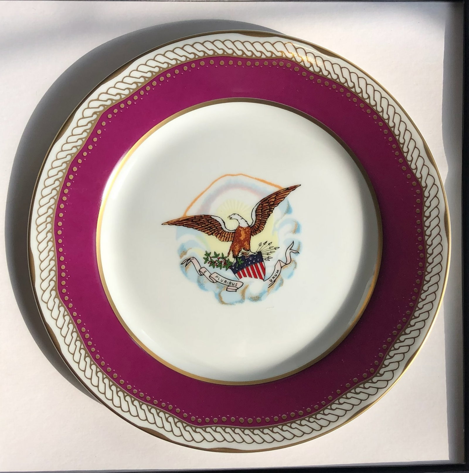 White house Desert Plate: A beautifully designed Whitehouse decorative plate, diameter: 7.5"