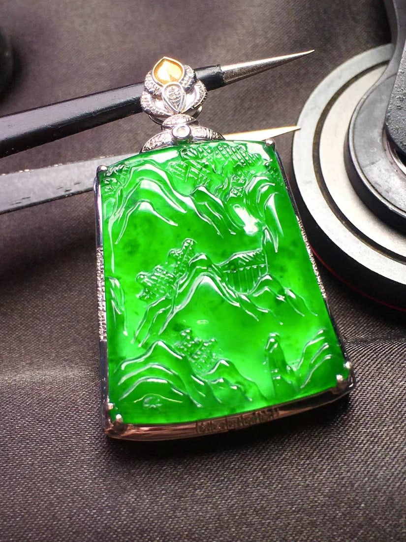 18K Gold Natural Jadeite Pendant: 18K Gold Natural Jadeite Pendant, Size: 1.5" x 1"