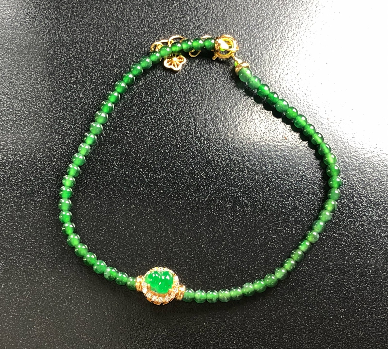 Natural Green jadeite Bracelet: Natural Green jadeite Bracelet