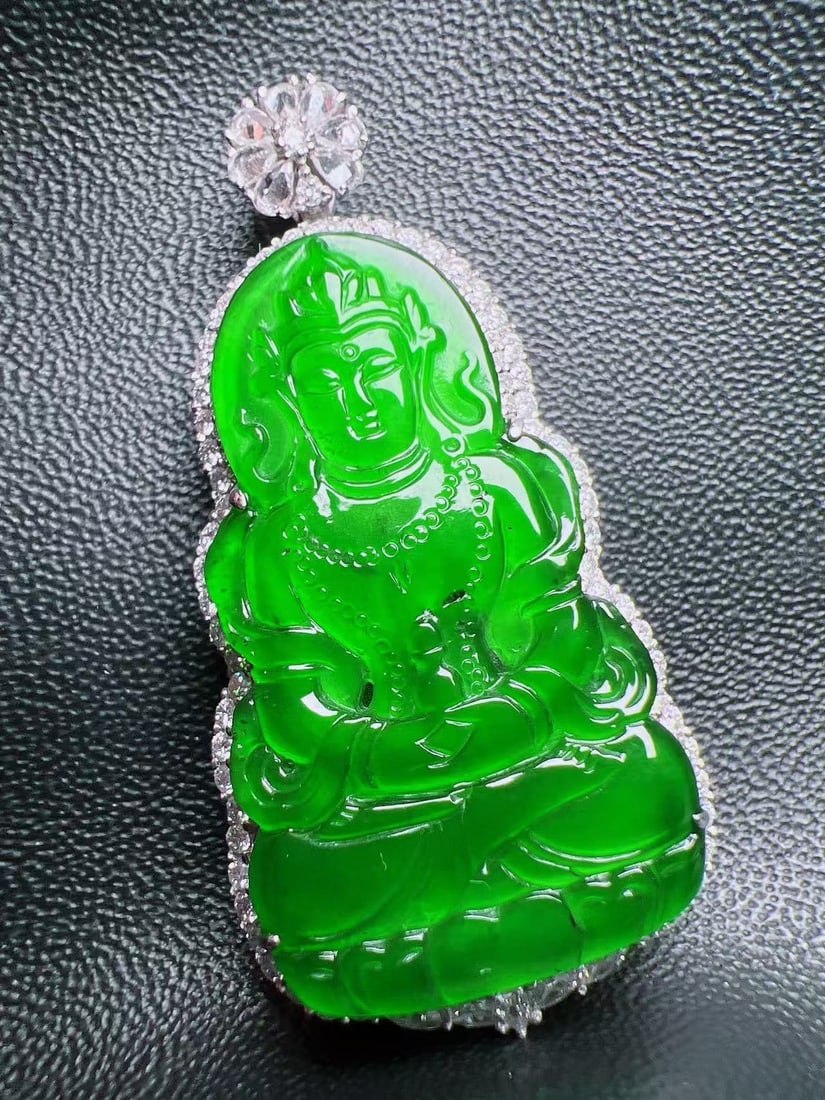 18K Gold Natural Jadeite Pendant: 18K Gold Natural Jadeite Pendant, weight 8.4g