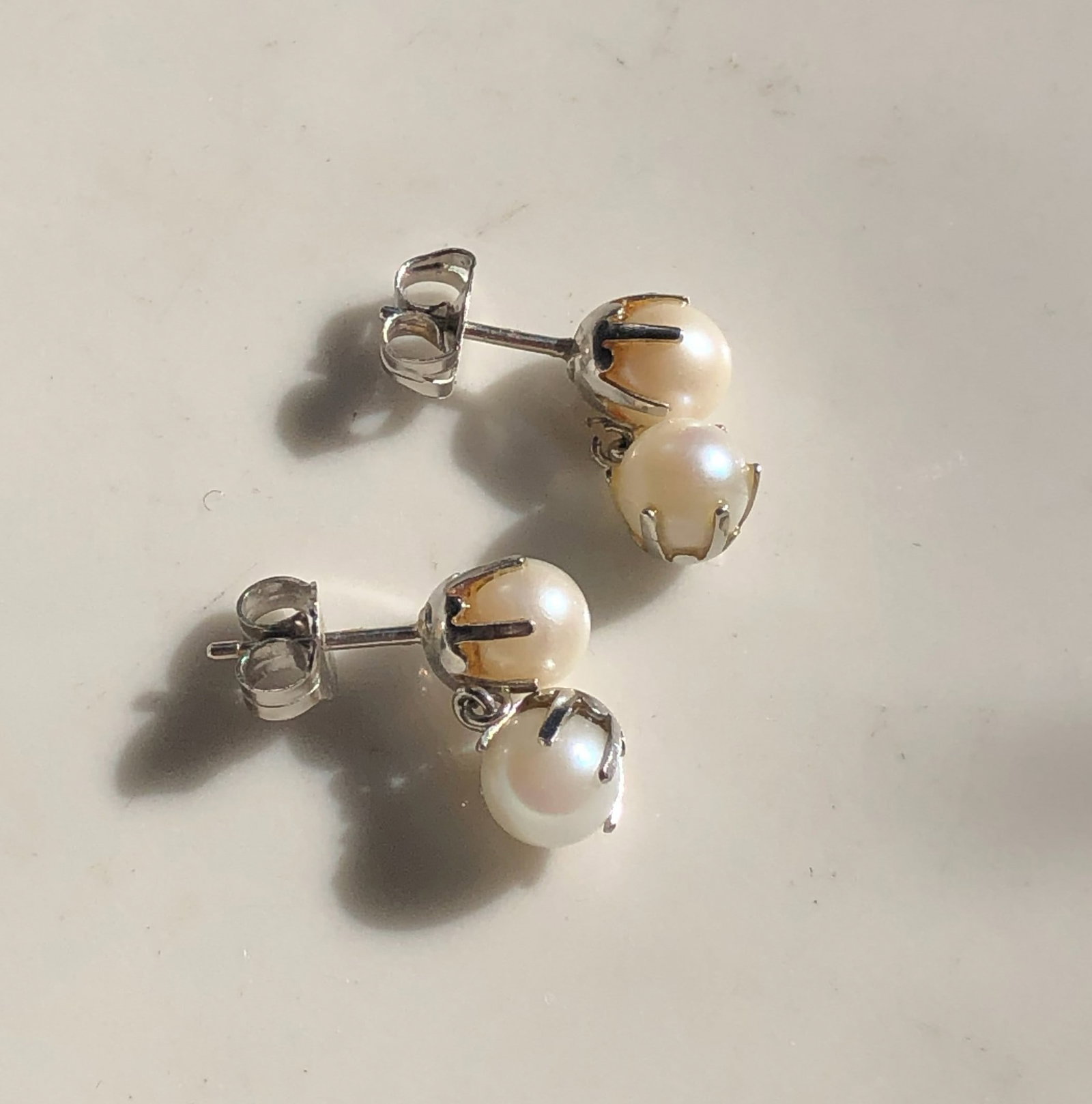 Pair of 14K Gold Pearl Earrings: Pair of 14K Gold Pearl Earrings, weight 2g