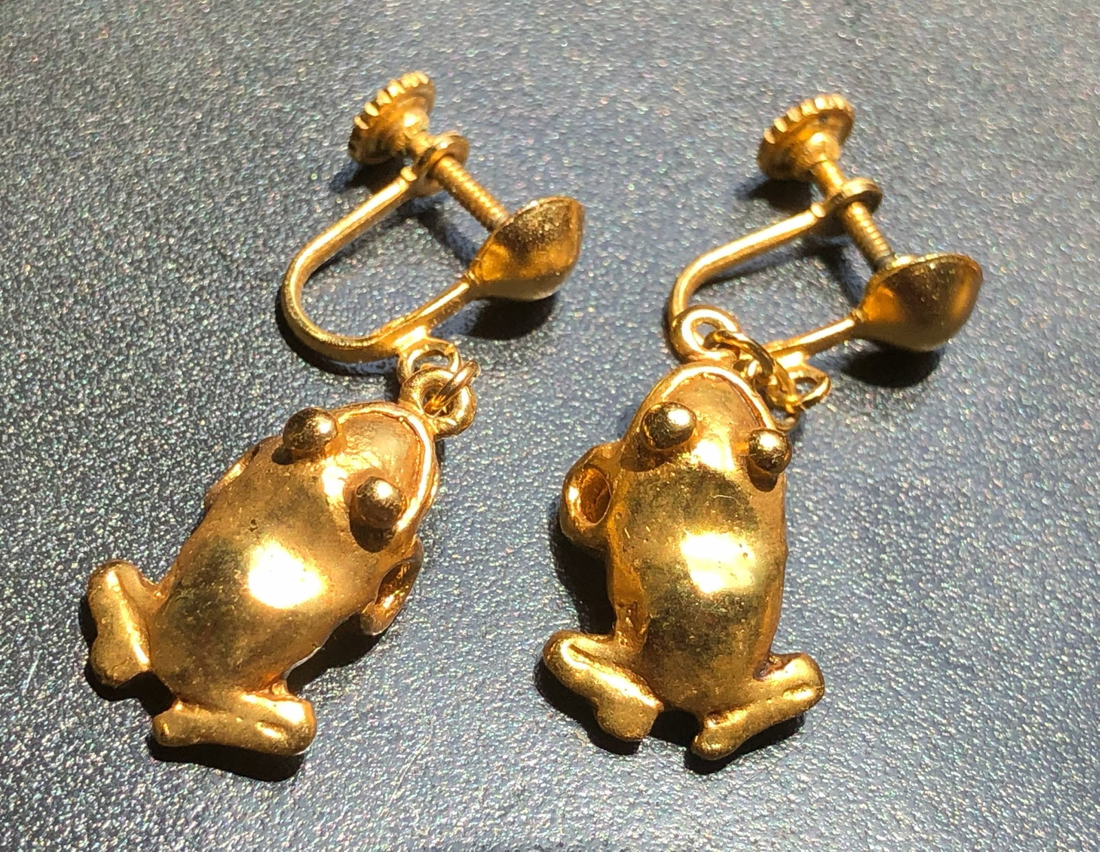 Unique gold color frog-shaped earrings with screw-back closure: Unique gold color frog-shaped earrings with screw-back closure