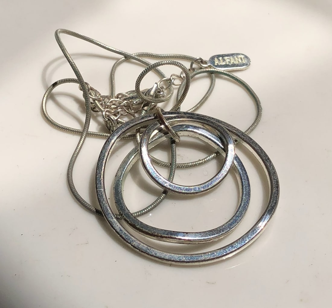 Vintage Pendant Necklace: Elegant pendant necklace with interlocking circles design.